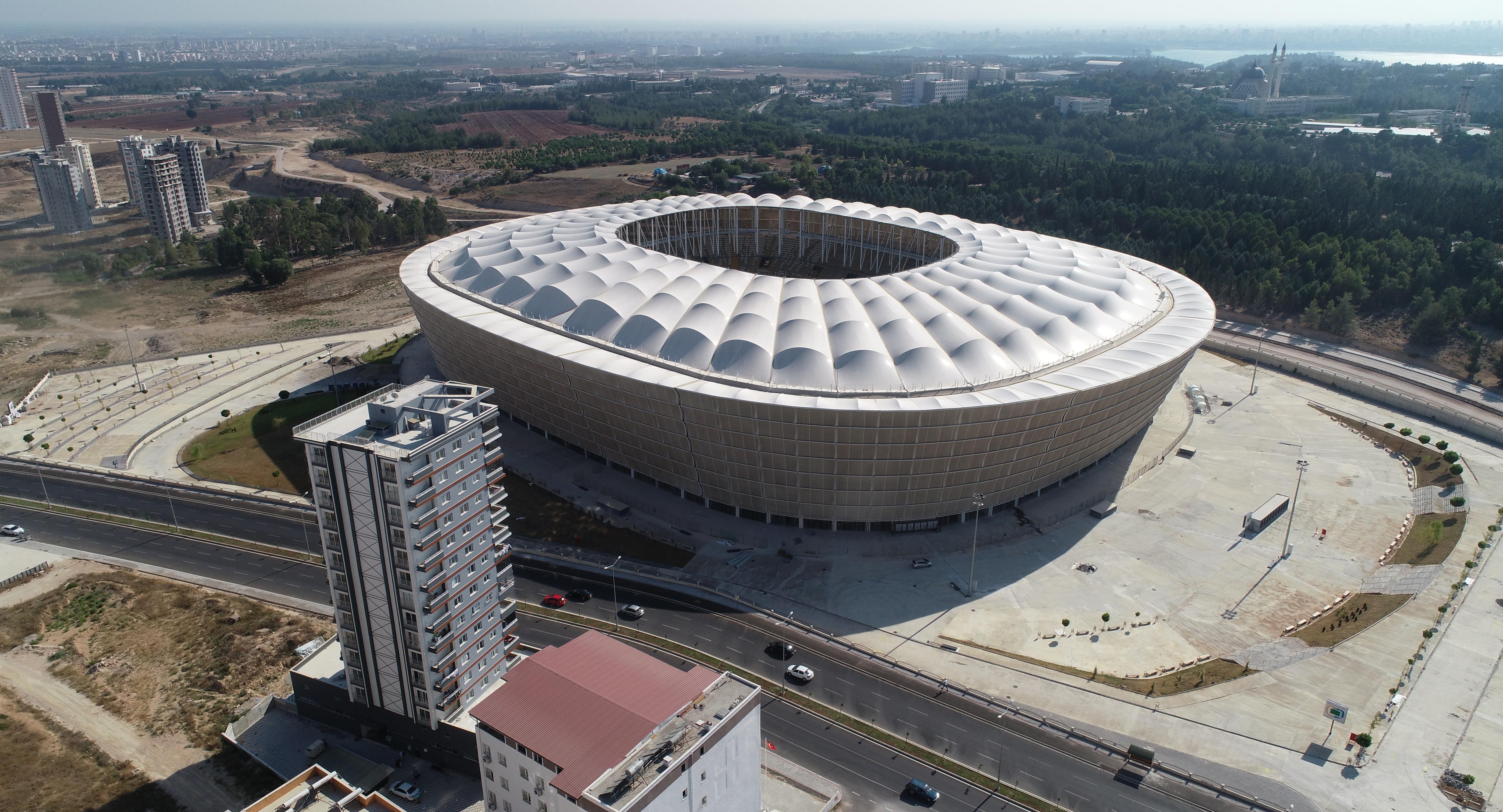 Yeni Adana Stadyumunun hibrit çim serimi tamamlandı
