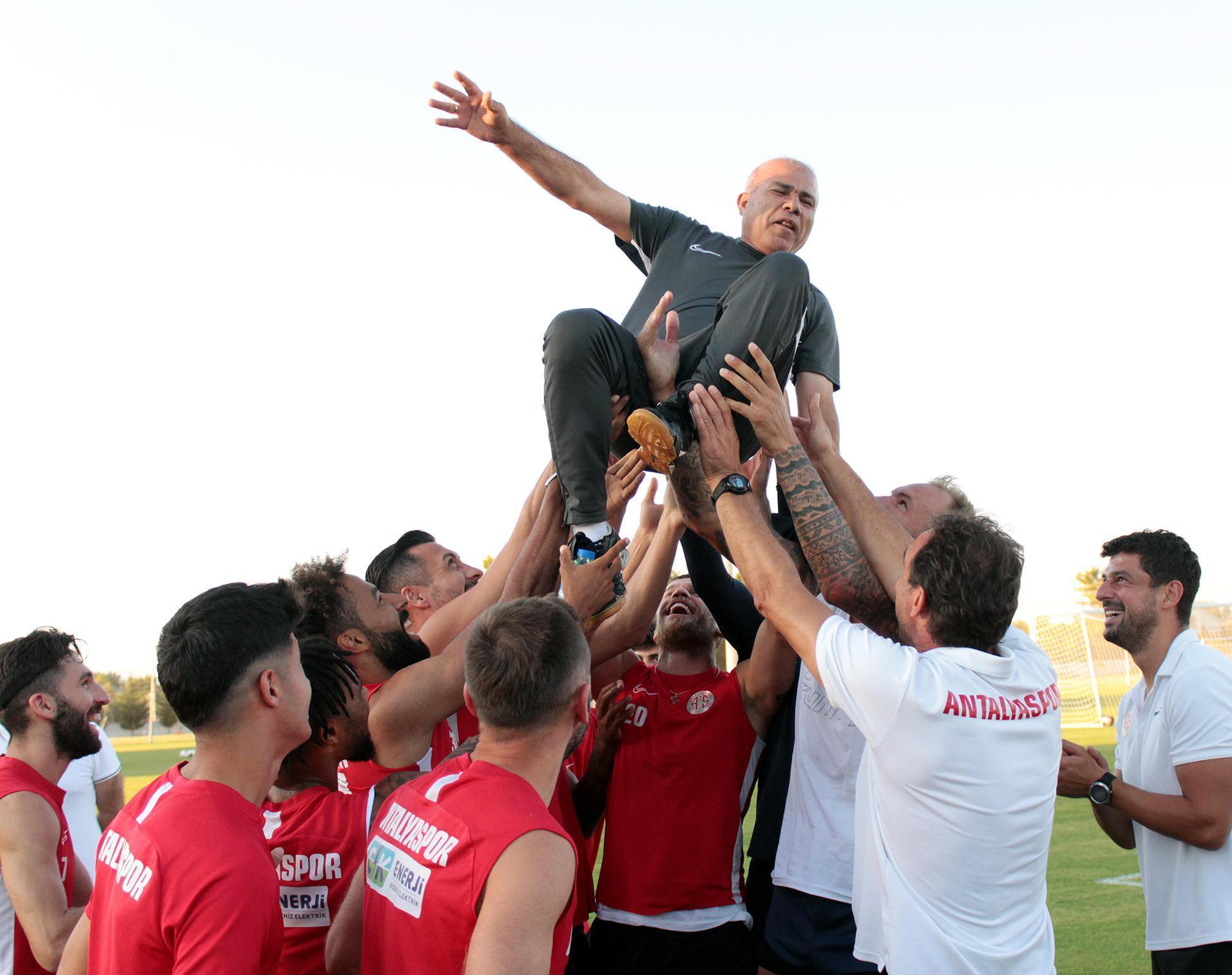 Antalyasporun 38 yıllık emektarı Sadettin Tosuna veda