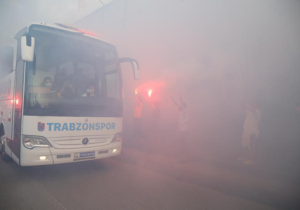 Trabzonsporlu taraftarlar, takımı meşaleler eşliğinde uğurladı