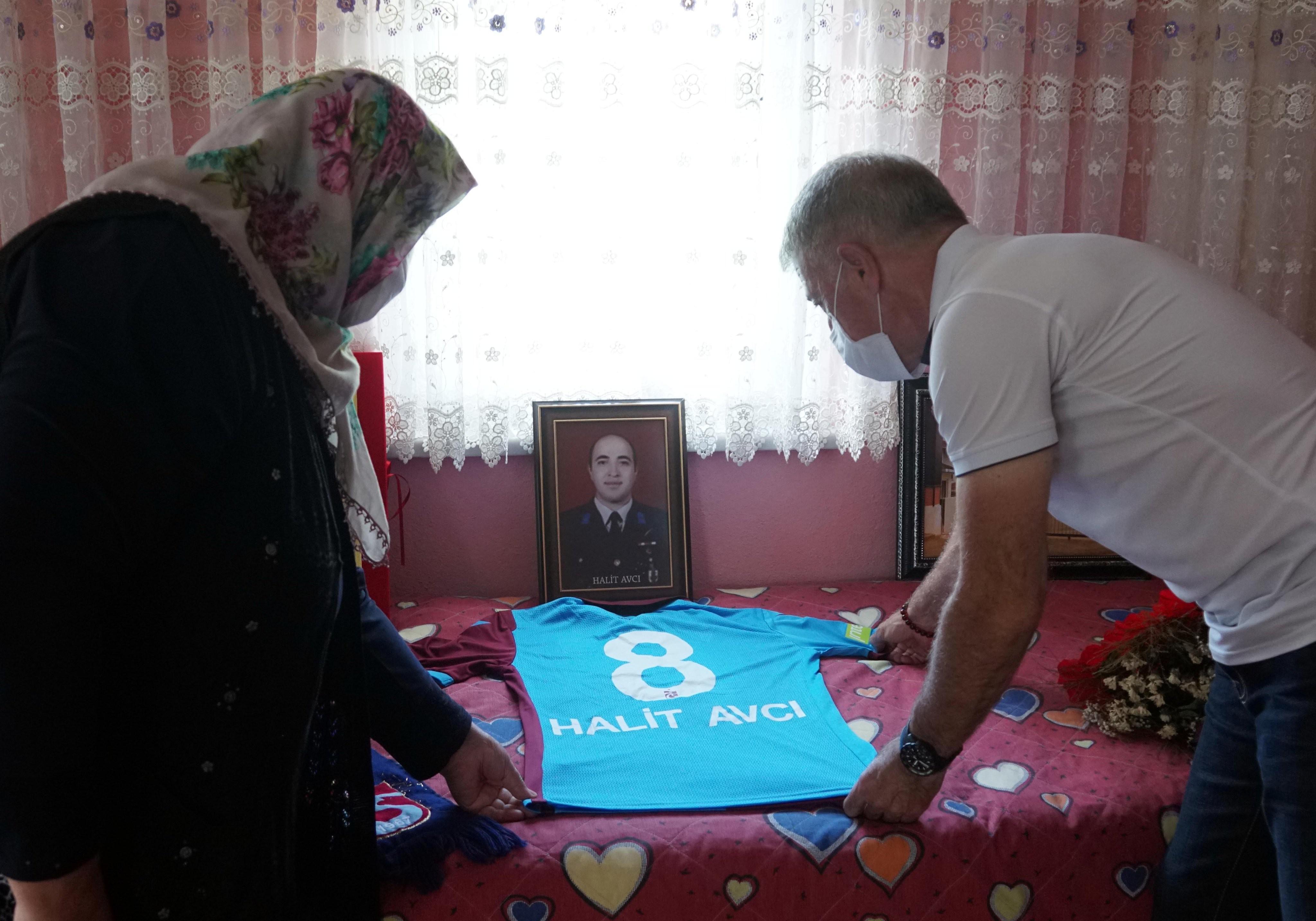Ahmet Ağaoğlu Şehit Halit Avcının ailesini ziyaret etti