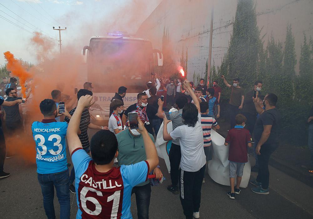Trabzonspor taraftarı, takımı tezahüratlarla uğurladı