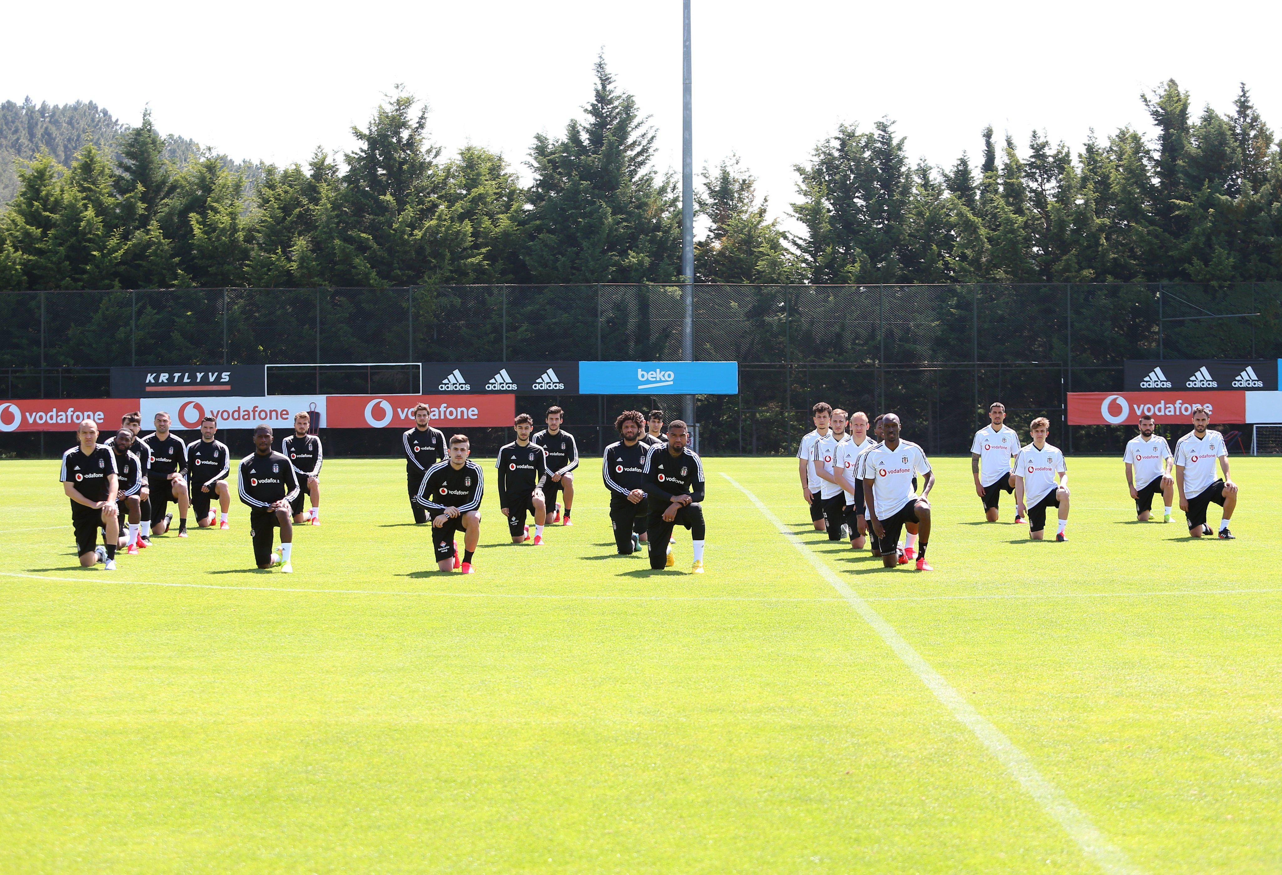 Beşiktaşlı futbolcular ırkçılığa tepki gösterdi