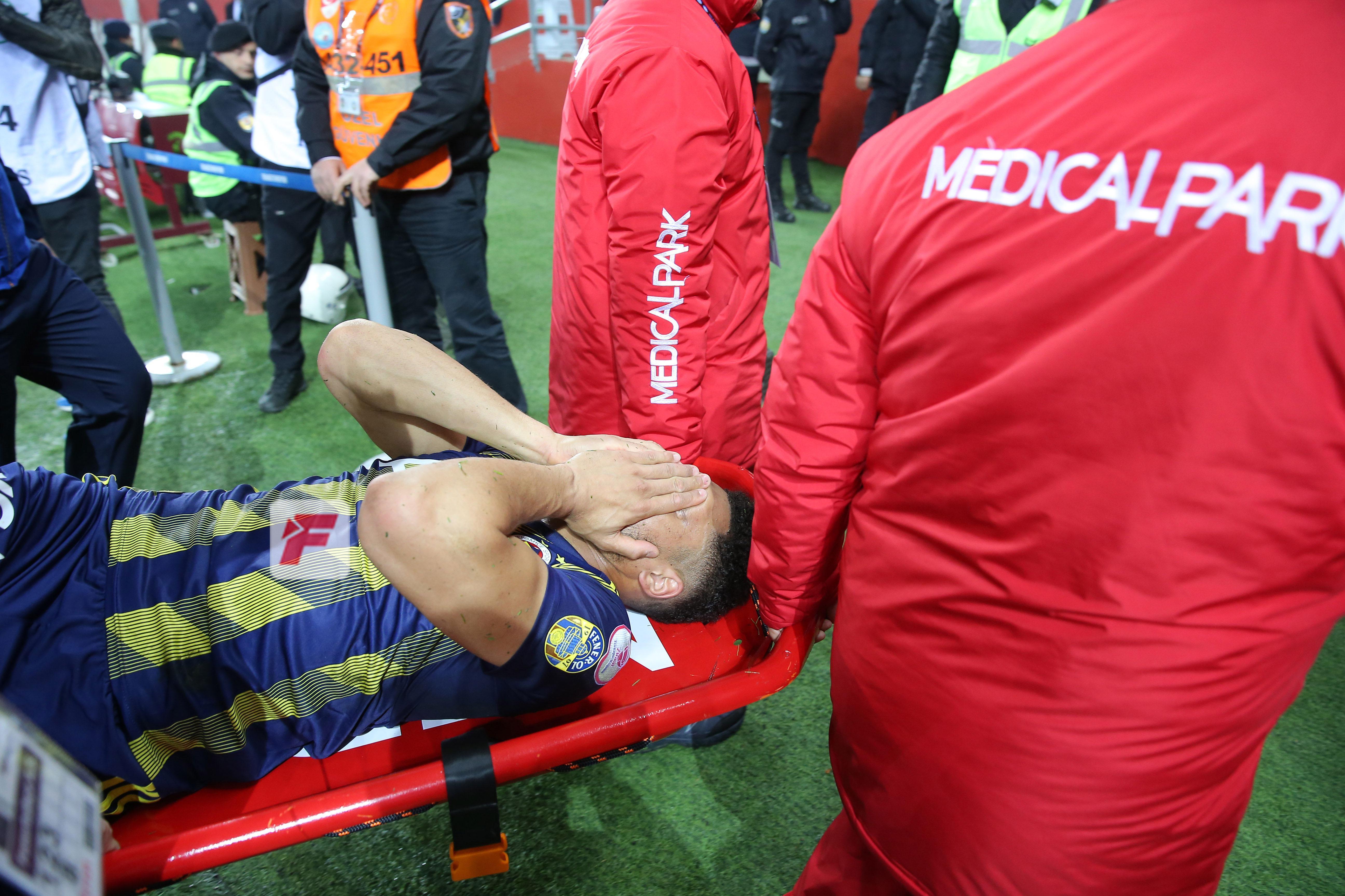 Trabzonspor-Fenerbahçe maçında şok sakatlık Falette sedyeyle çıktı...