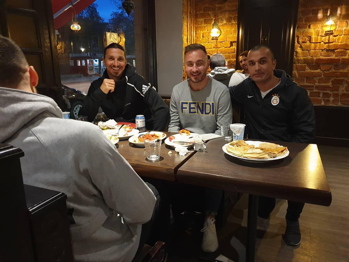 Zlatan Ibrahimovic Türk restoranında iftar sofrasında