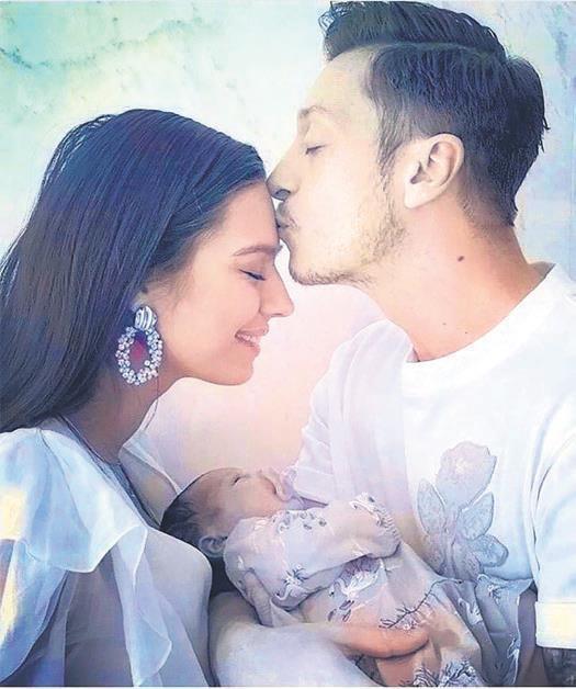 Mesut Özil ve eşi Amine Gülşenin kızları Edaya 5 milyonluk reklam teklifi