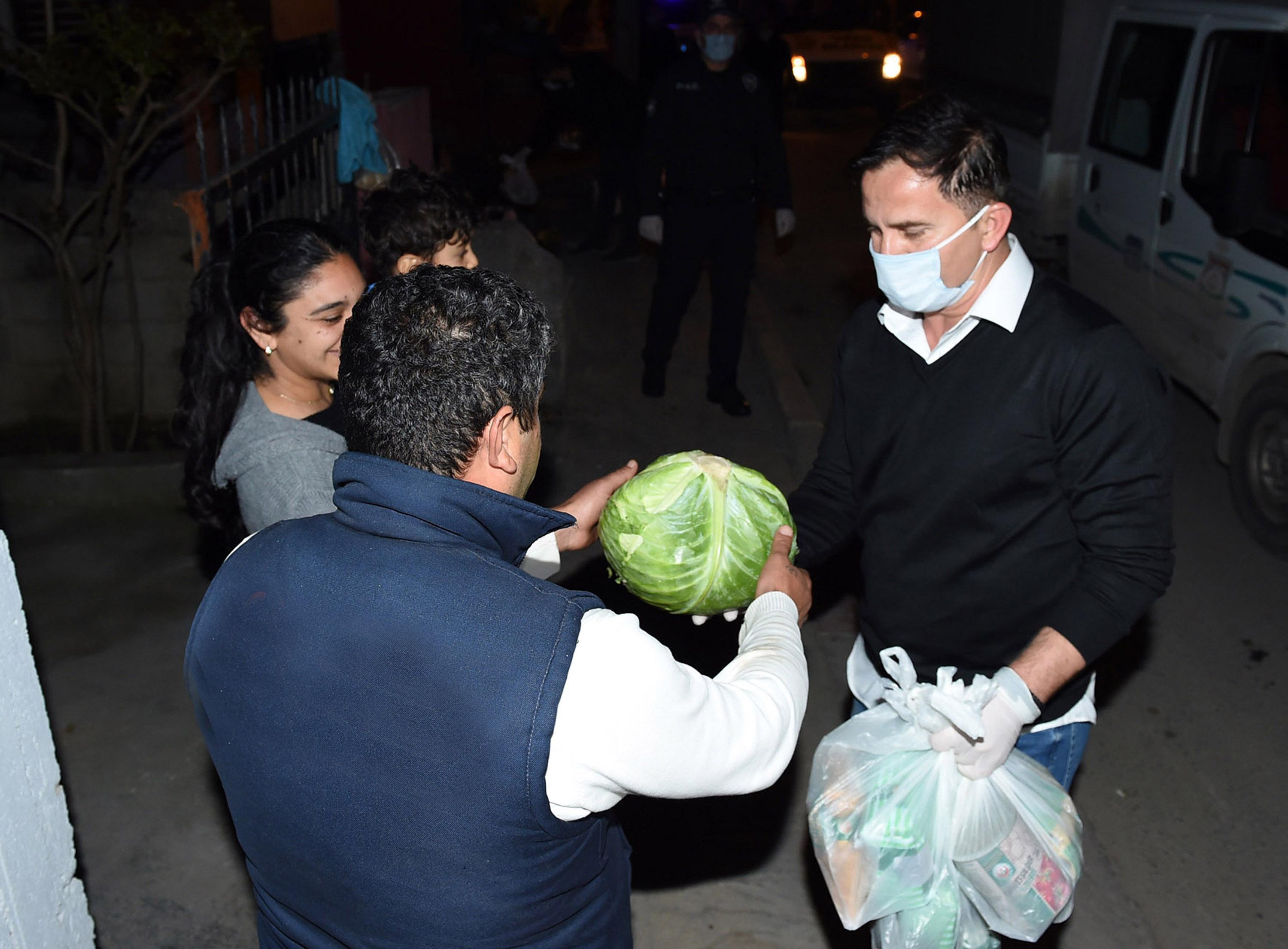 Galatasarayın efsanesi Ergün Penbe, Tarsusta gıda paketi dağıttı