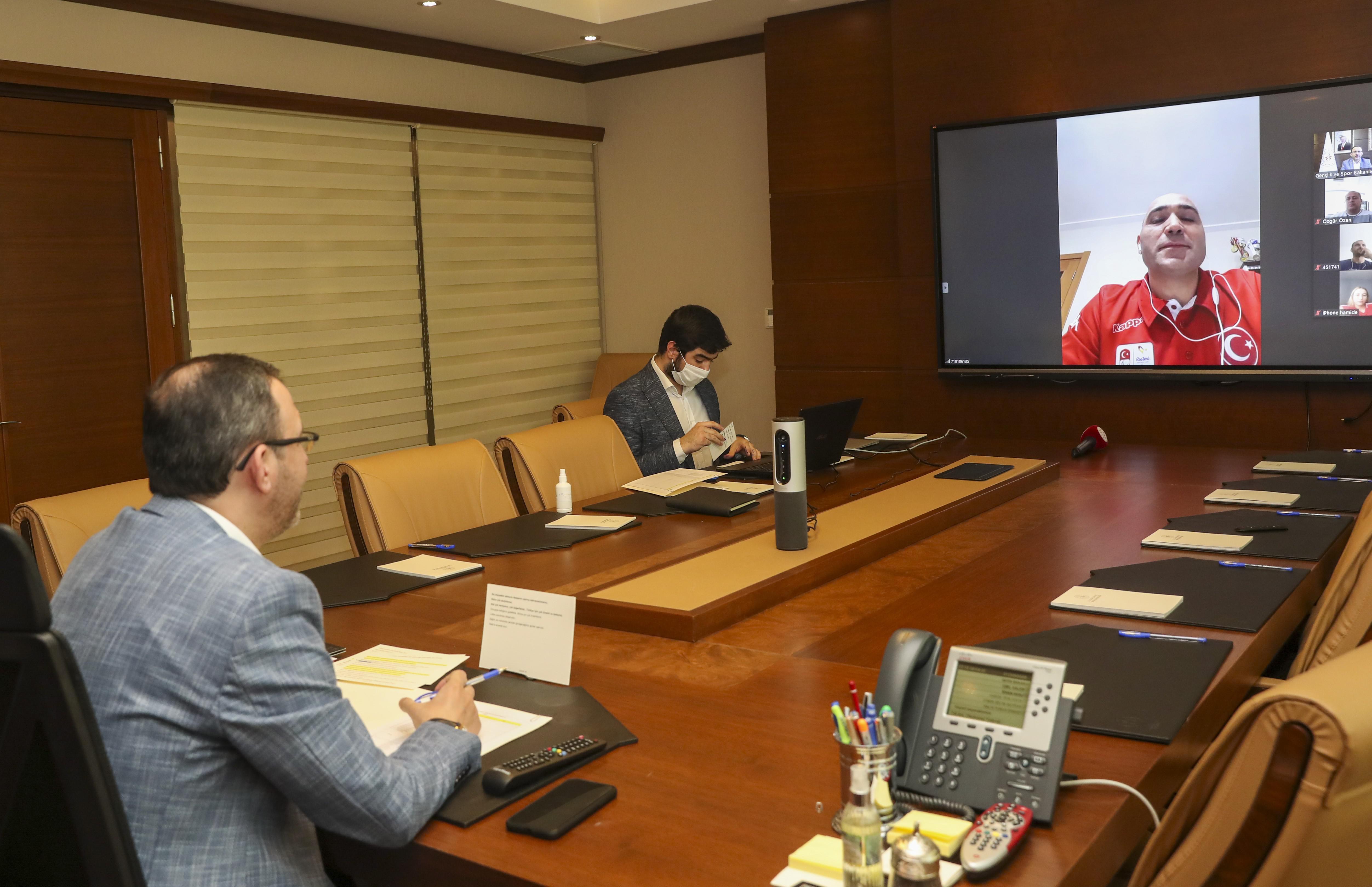 Bakan Kasapoğlu, Tokyo Paralimpik Oyunlarına kota alan milli sporcularla görüştü