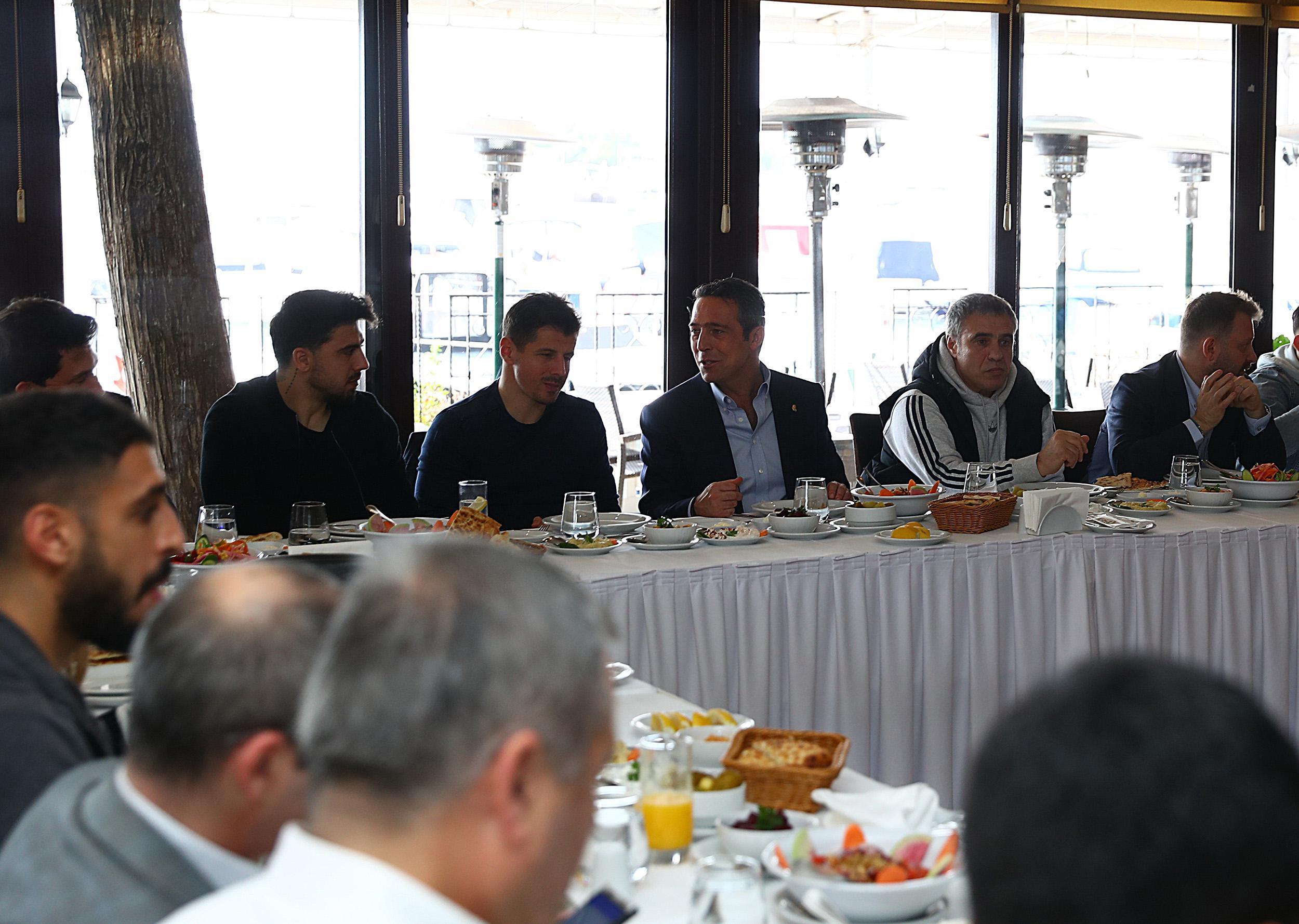 Fenerbahçede flaş gelişme Moral yemeğinde Ali Koç ve Ersun Yanal buluştu