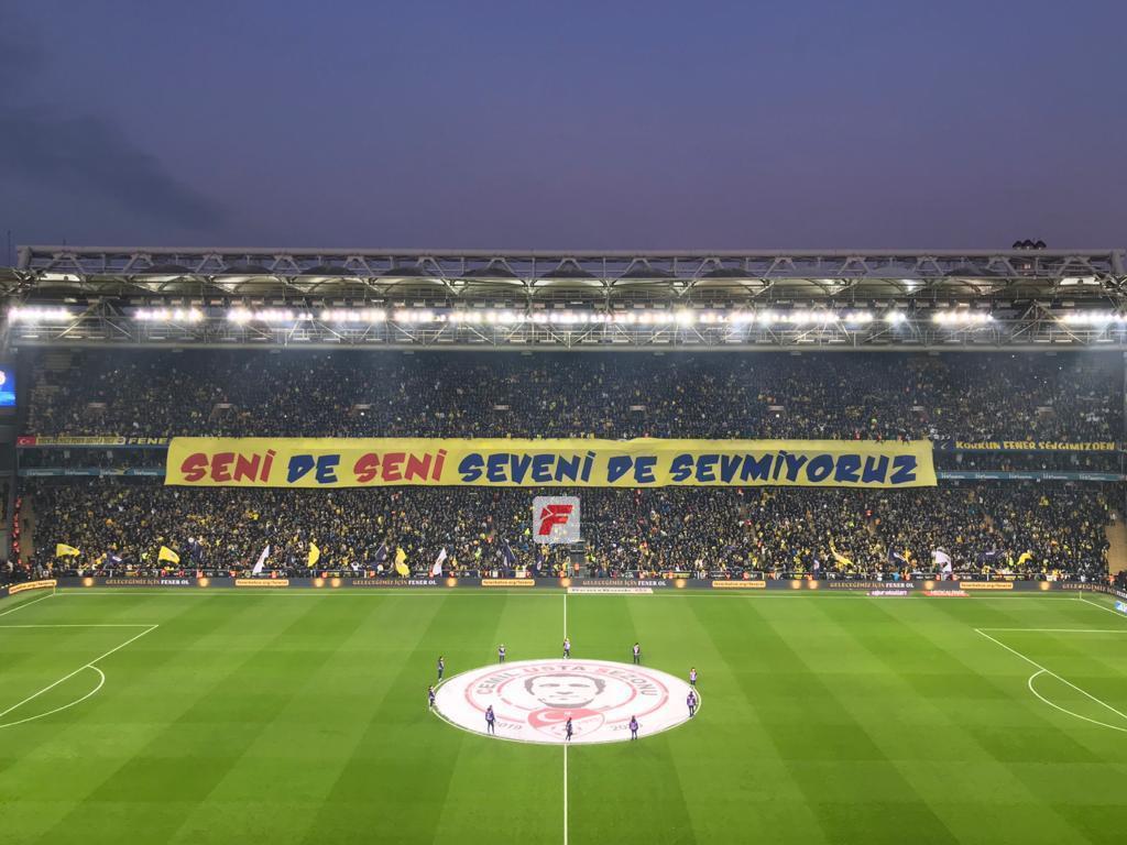Fenerbahçe taraftarından Galatasaraya koreografi cevabı