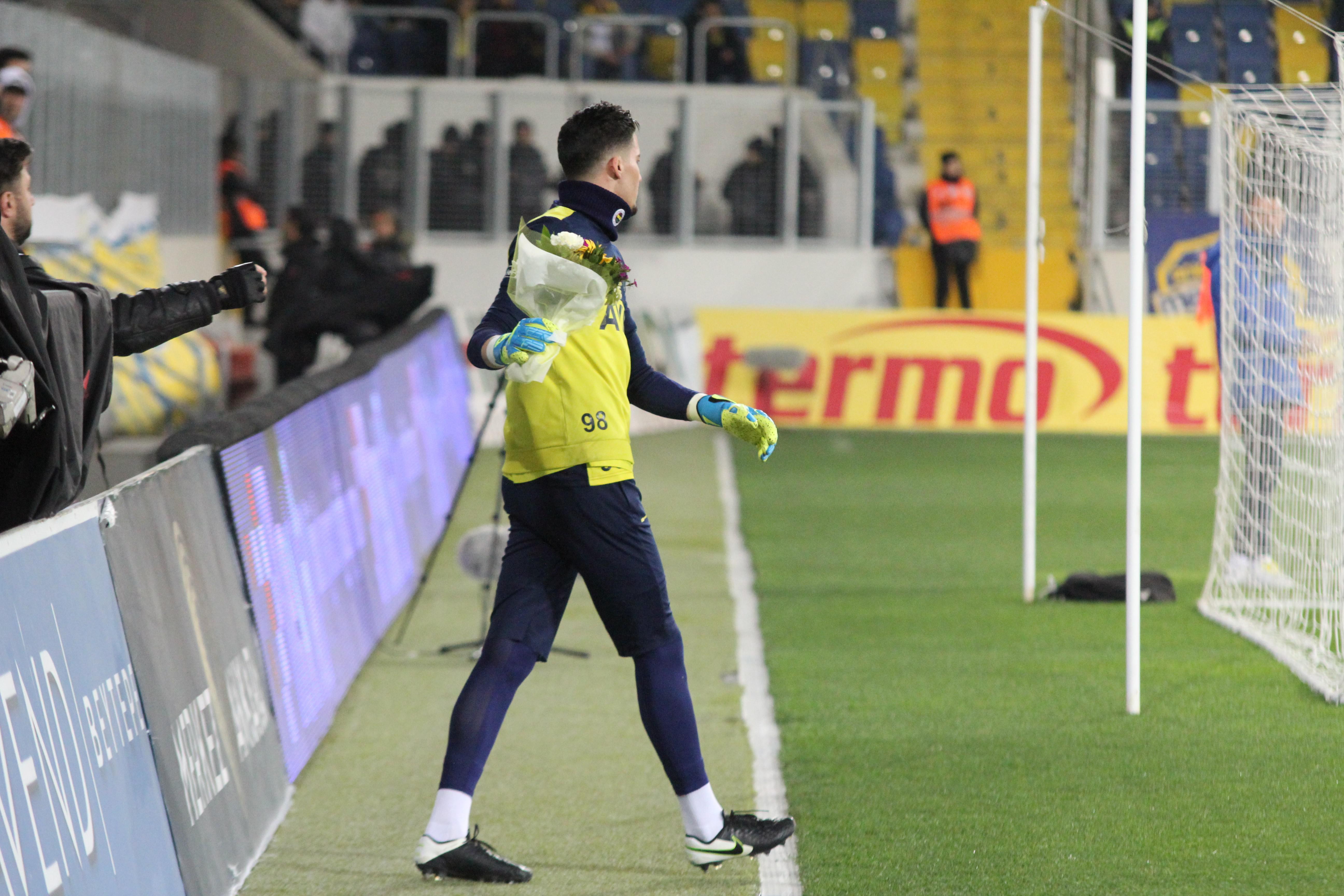 Altay Bayındır, Ankaradada çiçekle karşılandı