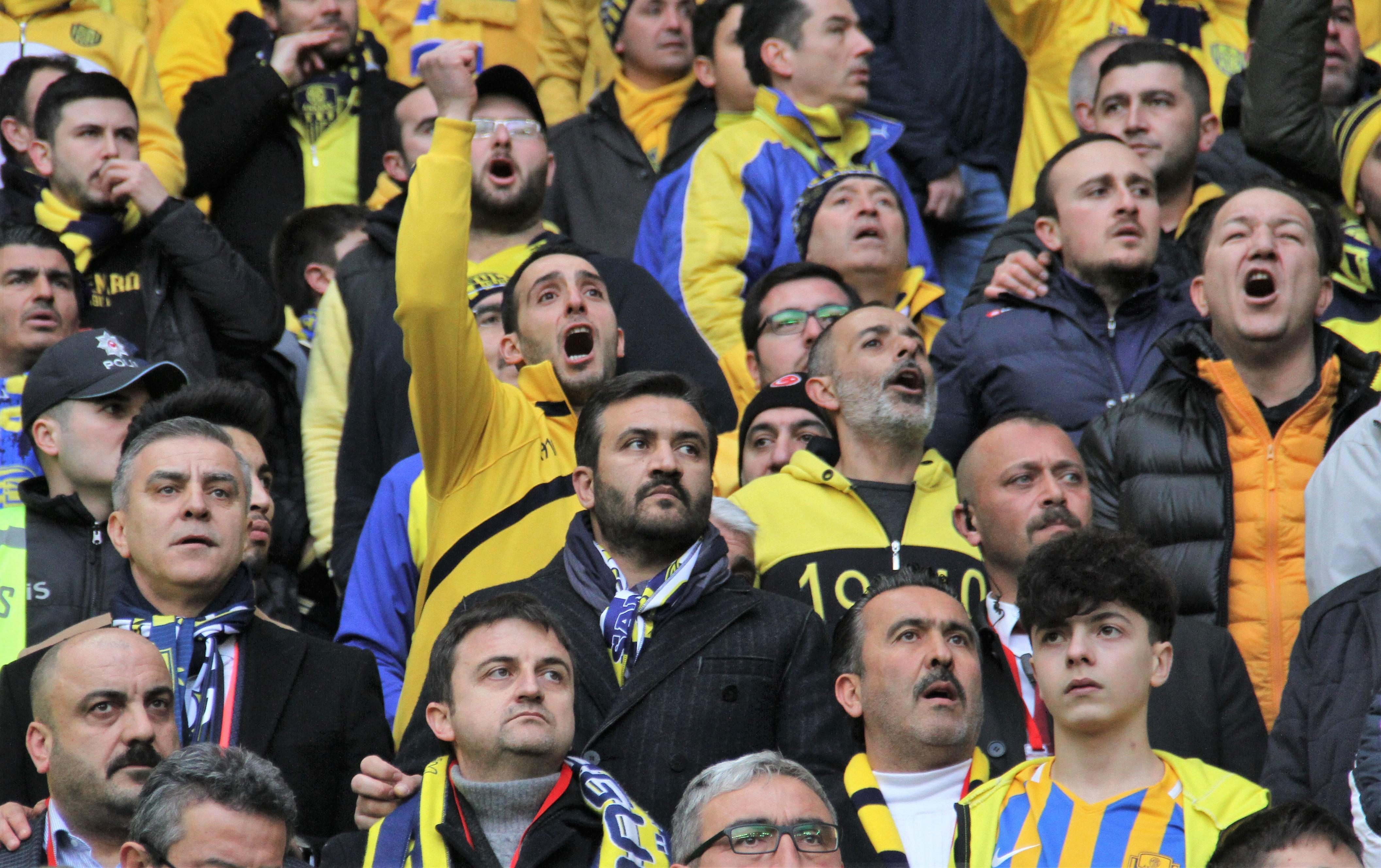 Ankaragücü Başkanı Fatih Mert maçı taraftar ile izledi