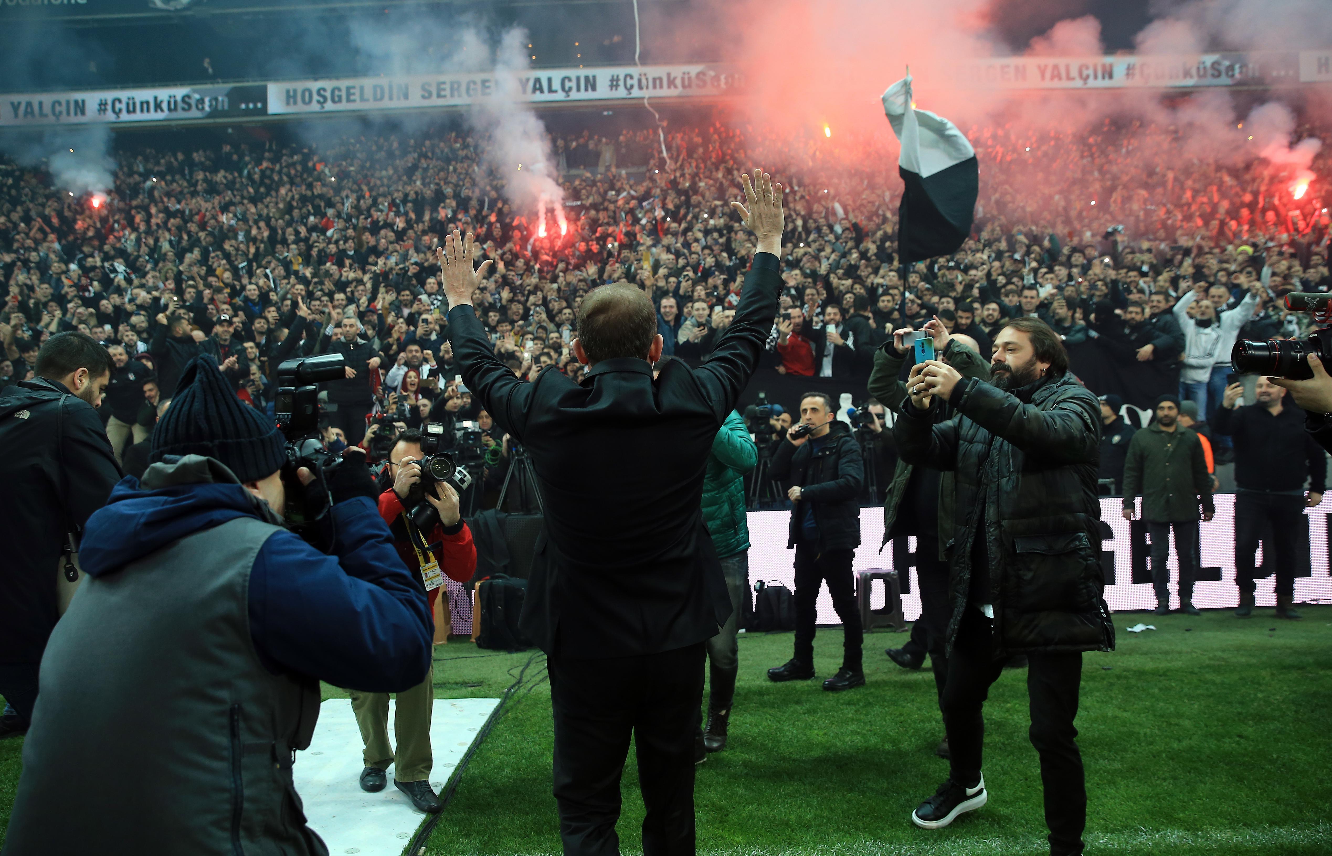 Beşiktaşta Sergen Yalçına dünya yıldızı gibi imza töreni