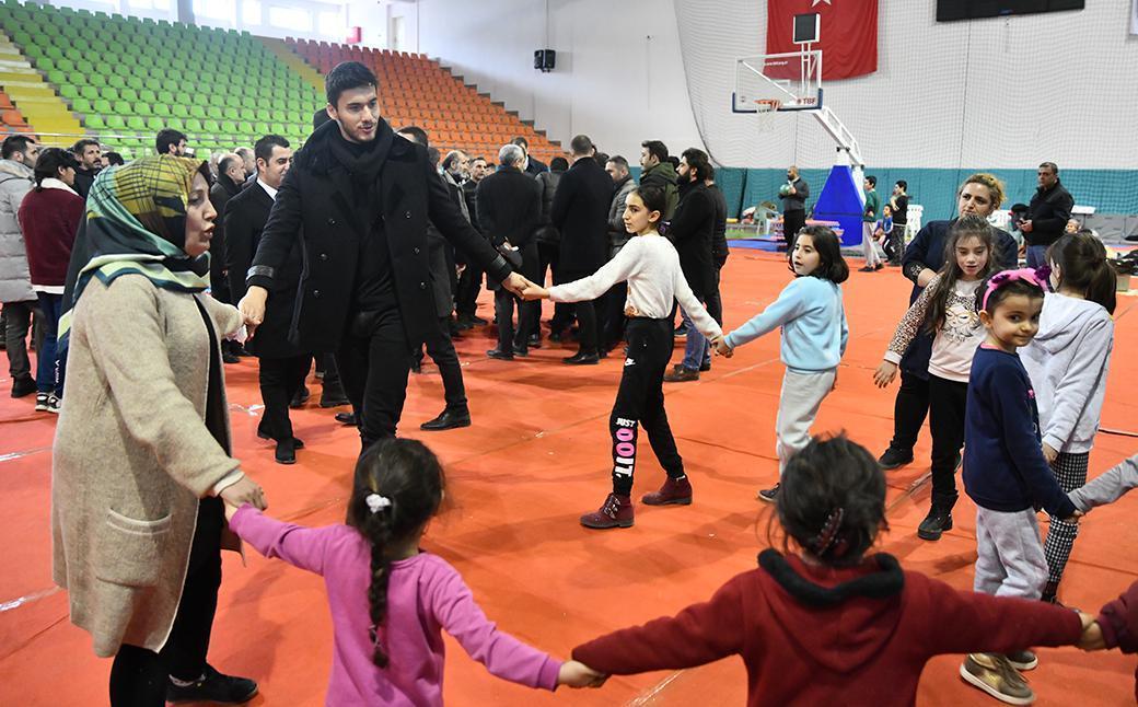 Bakan Kasapoğlu ve futbolculardan depremzedelere moral ziyareti