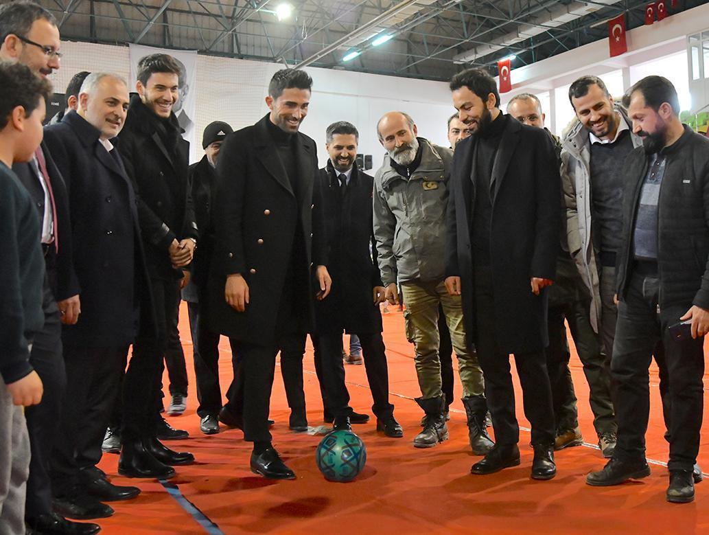 Bakan Kasapoğlu ve futbolculardan depremzedelere moral ziyareti