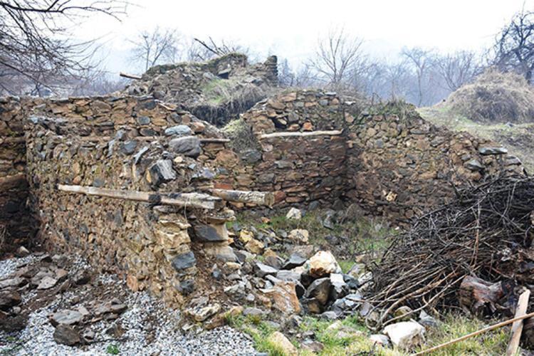 Elazığ depreminde Kemal Sunalın doğduğu ev de yıkıldı