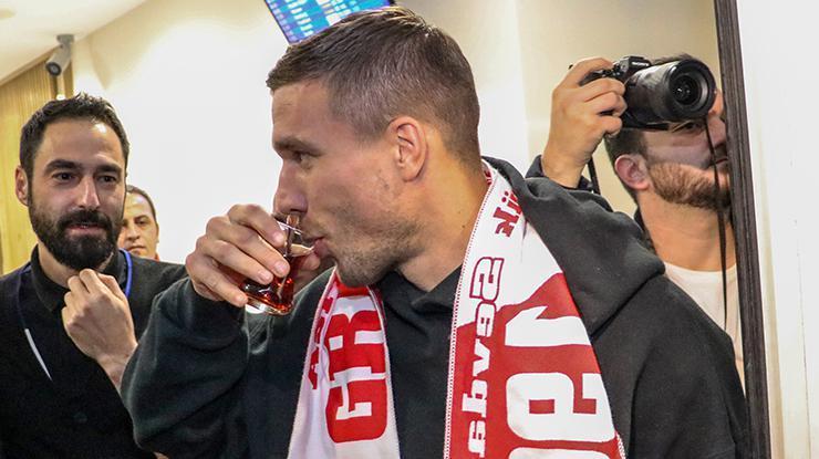 Antalyasporun anlaştığı Podolski havaalanına geldi