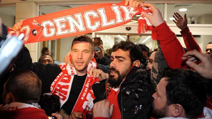 Antalyasporun anlaştığı Podolski havaalanına geldi