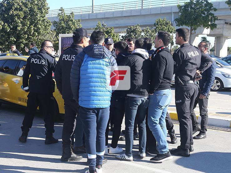 Galatasaraya coşkulu karşılama 2 taraftar gözaltına alındı