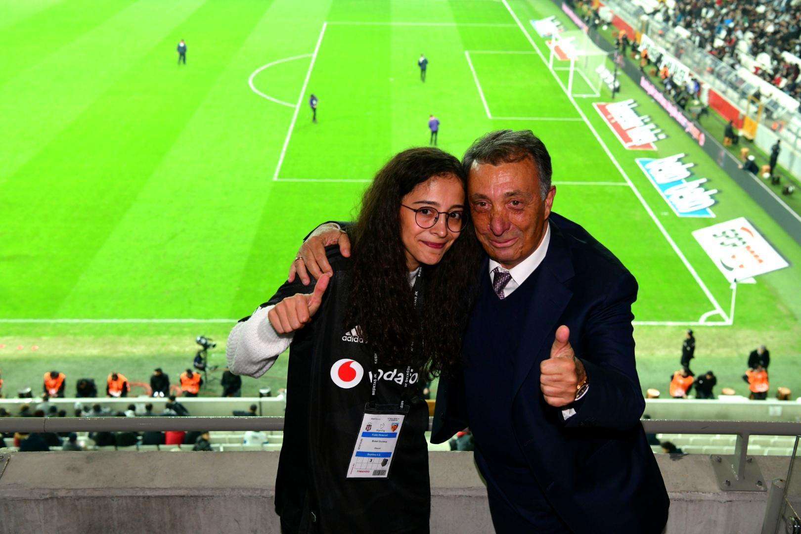 Beşiktaşın gol anonsları engellere takılmayan Buket Durmuştan