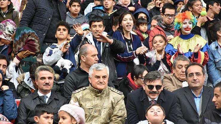 Yeni Malatyaspor - Keçiörengücü maçı öncesi çocuklara oyuncak dağıtıldı