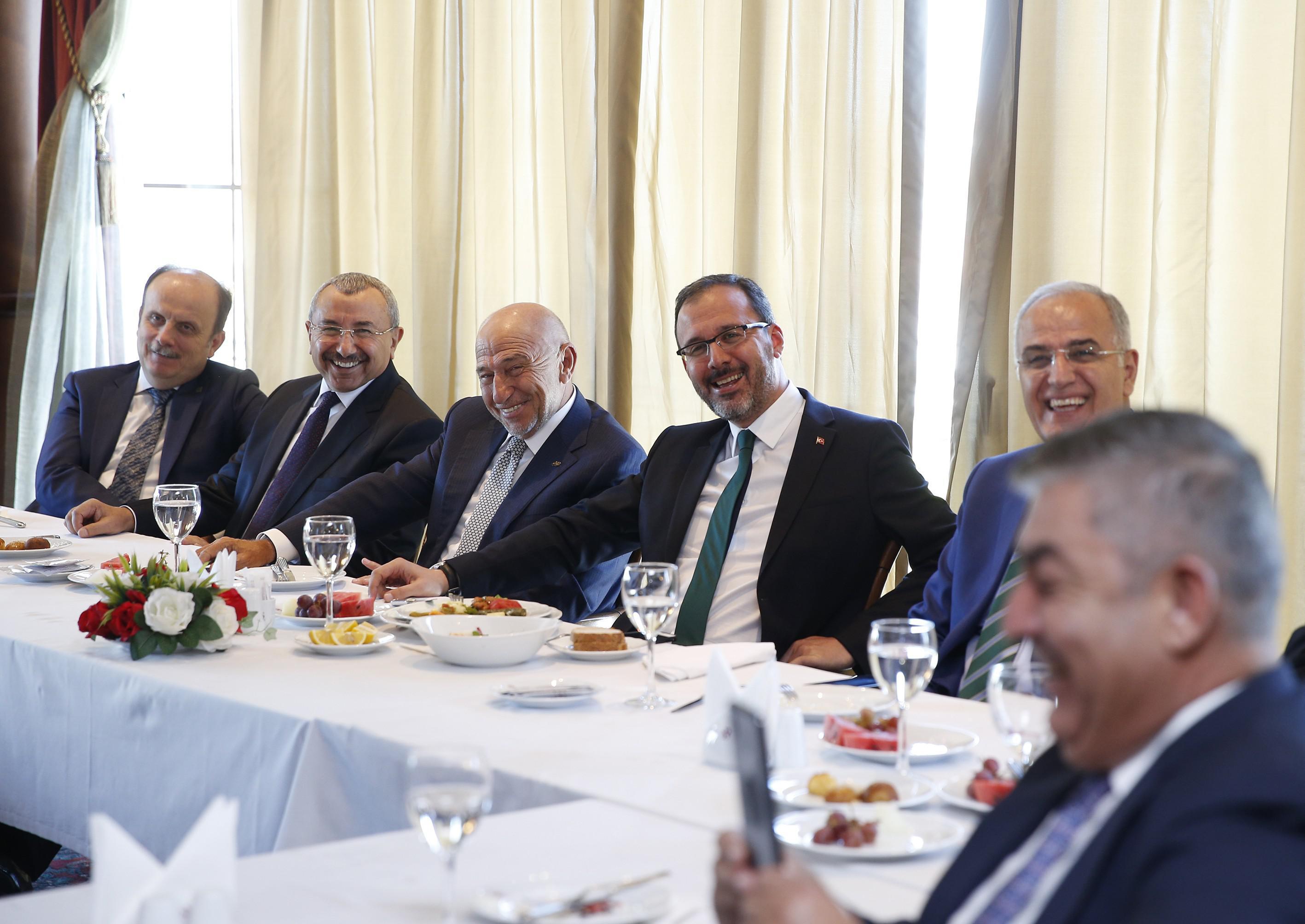 Bakan Kasapoğlu ve Başkan Özdemir, Sesi Görenlerin moral yemeğine katıldı