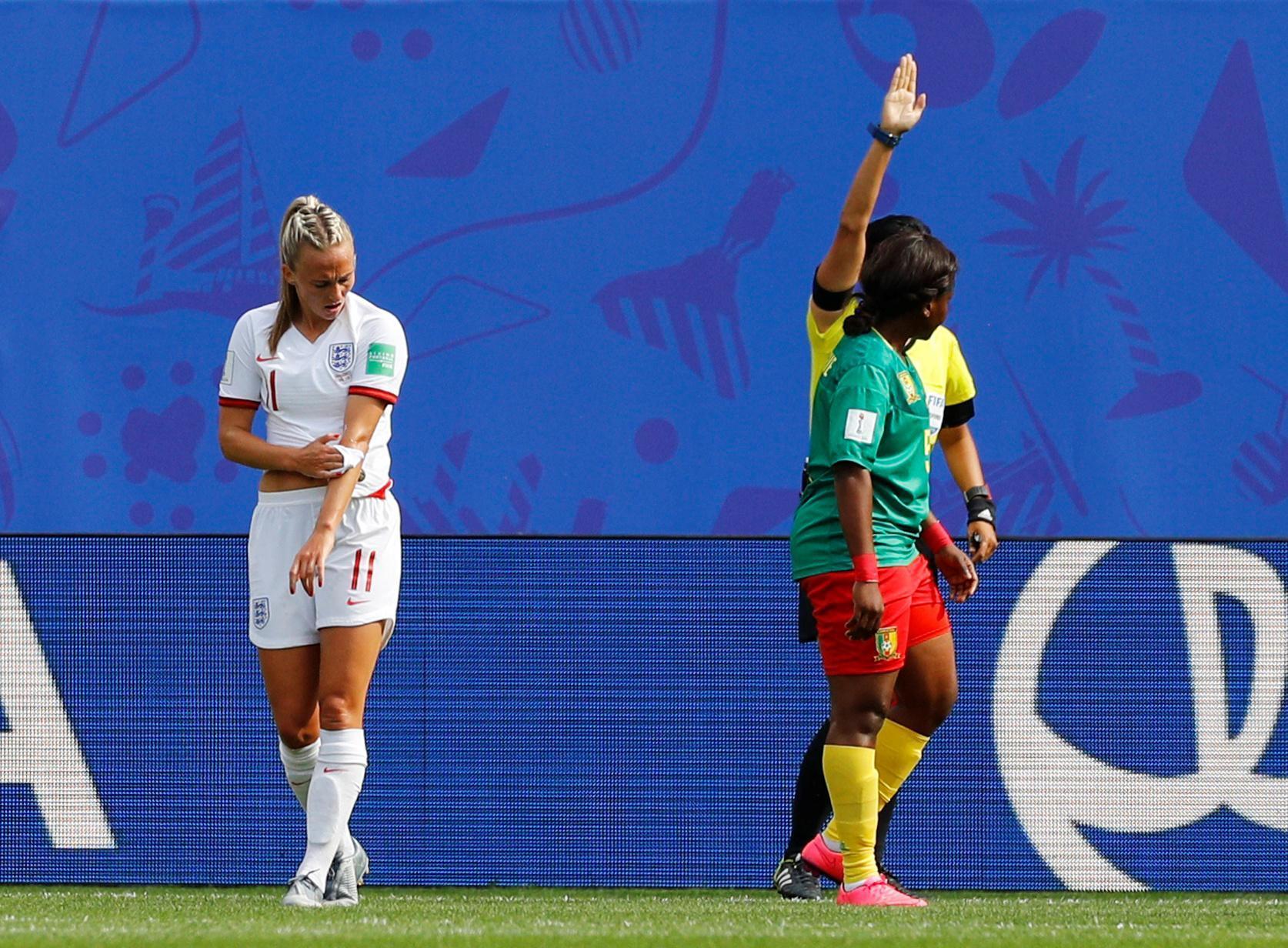 İngiltere-Kamerun maçında tükürük skandalı