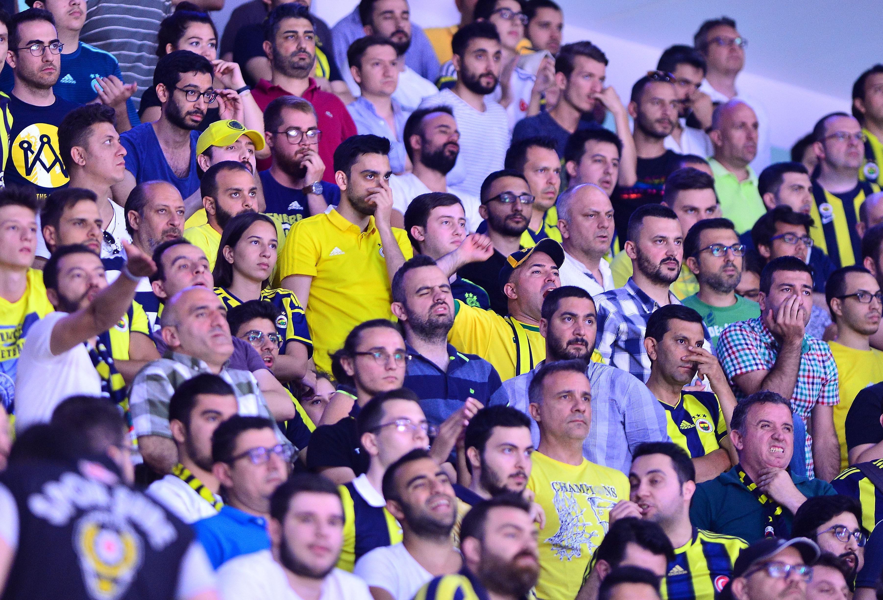 Anadolu Efes - Fenerbahçe Beko maçında gerilim