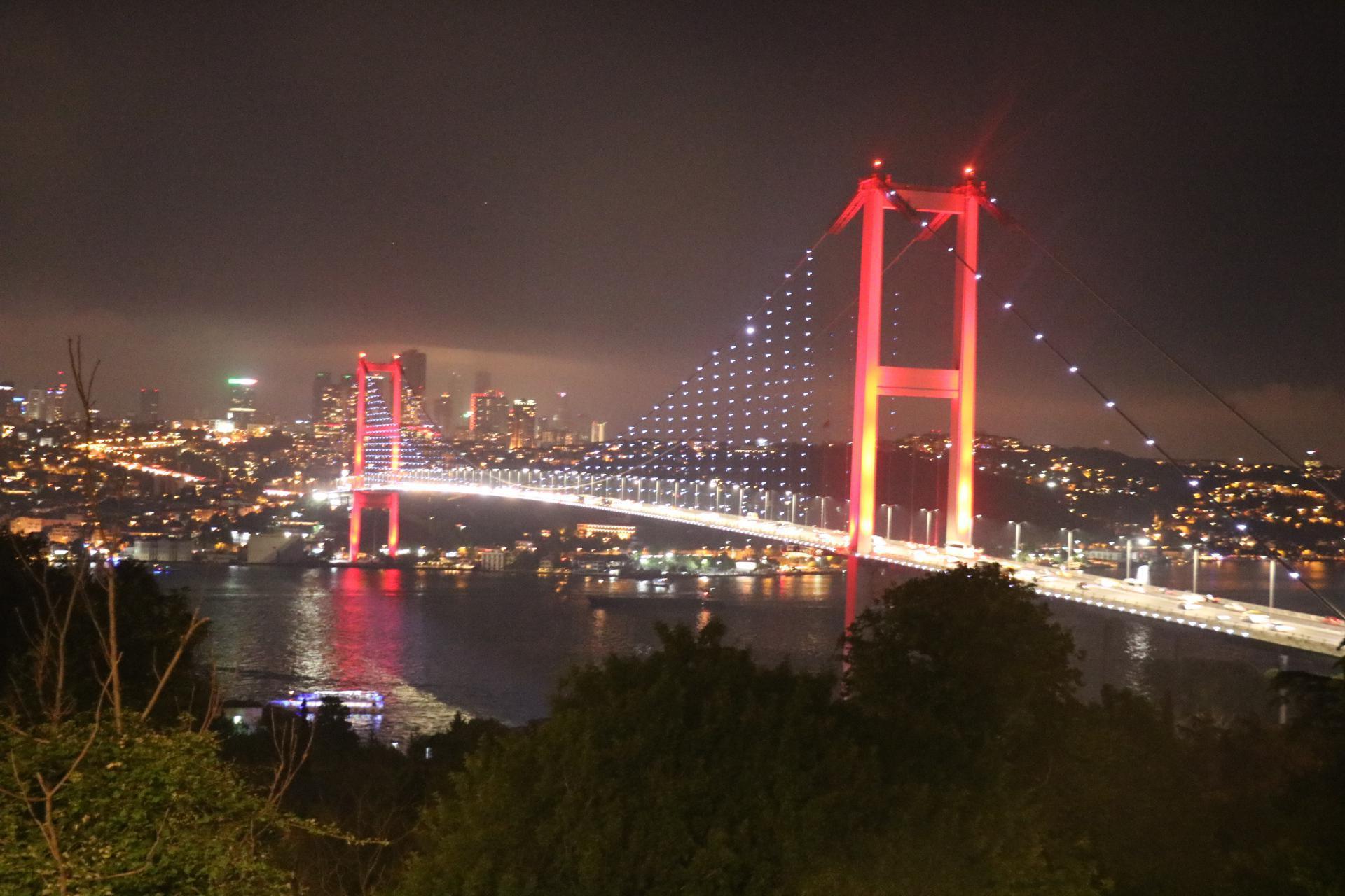 İstanbulun tarihi simgeleri Milli Takıma destek için Kırmızı-Beyaza büründü