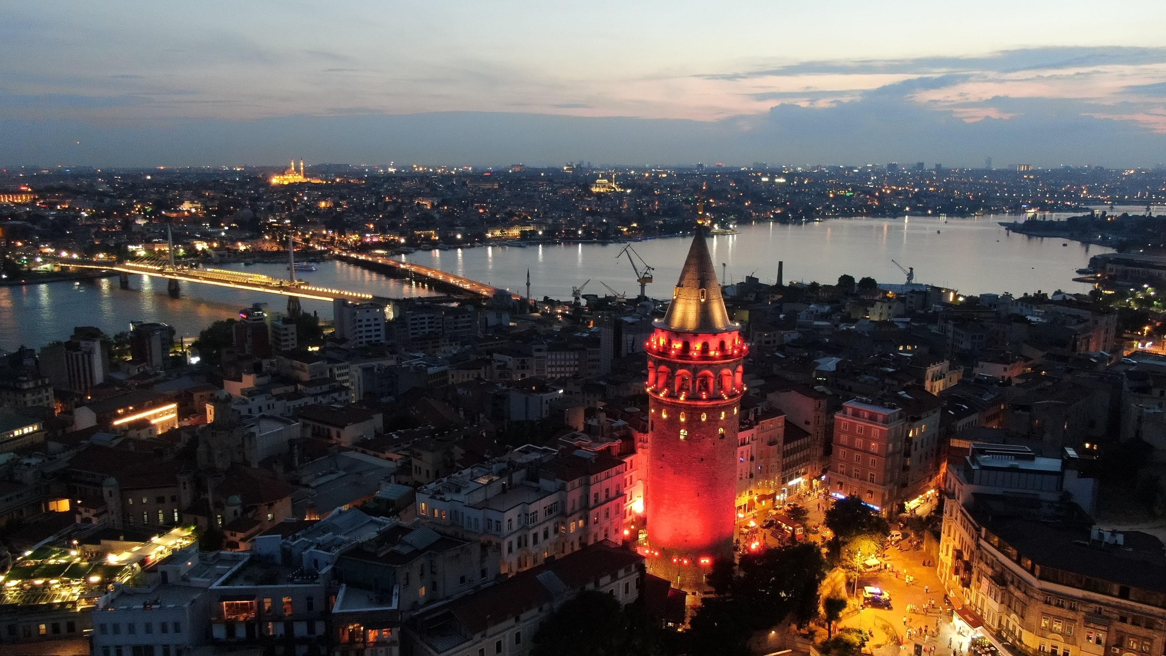 İstanbulun tarihi simgeleri Milli Takıma destek için Kırmızı-Beyaza büründü