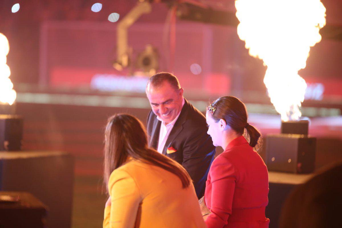Galatasaraylı futbolcular şampiyonluk kutlamalarına hangi şarkılarla çıktı