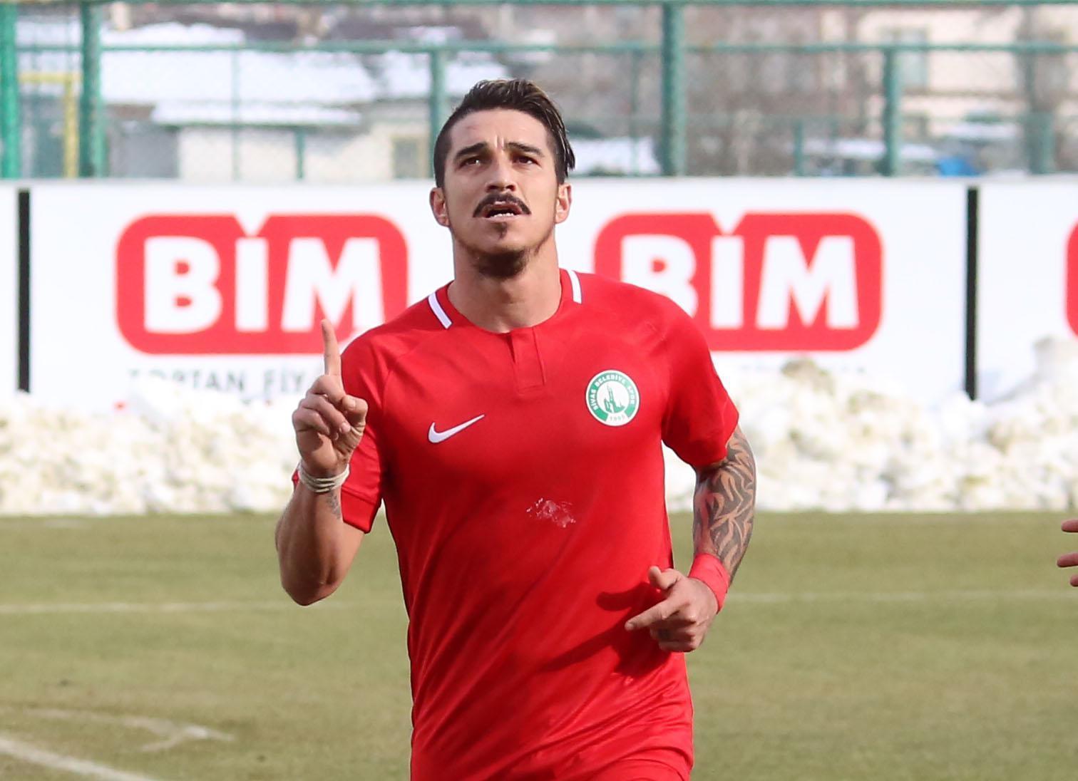 Sivas Belediyesporda gol yükünü Emrah sırtladı