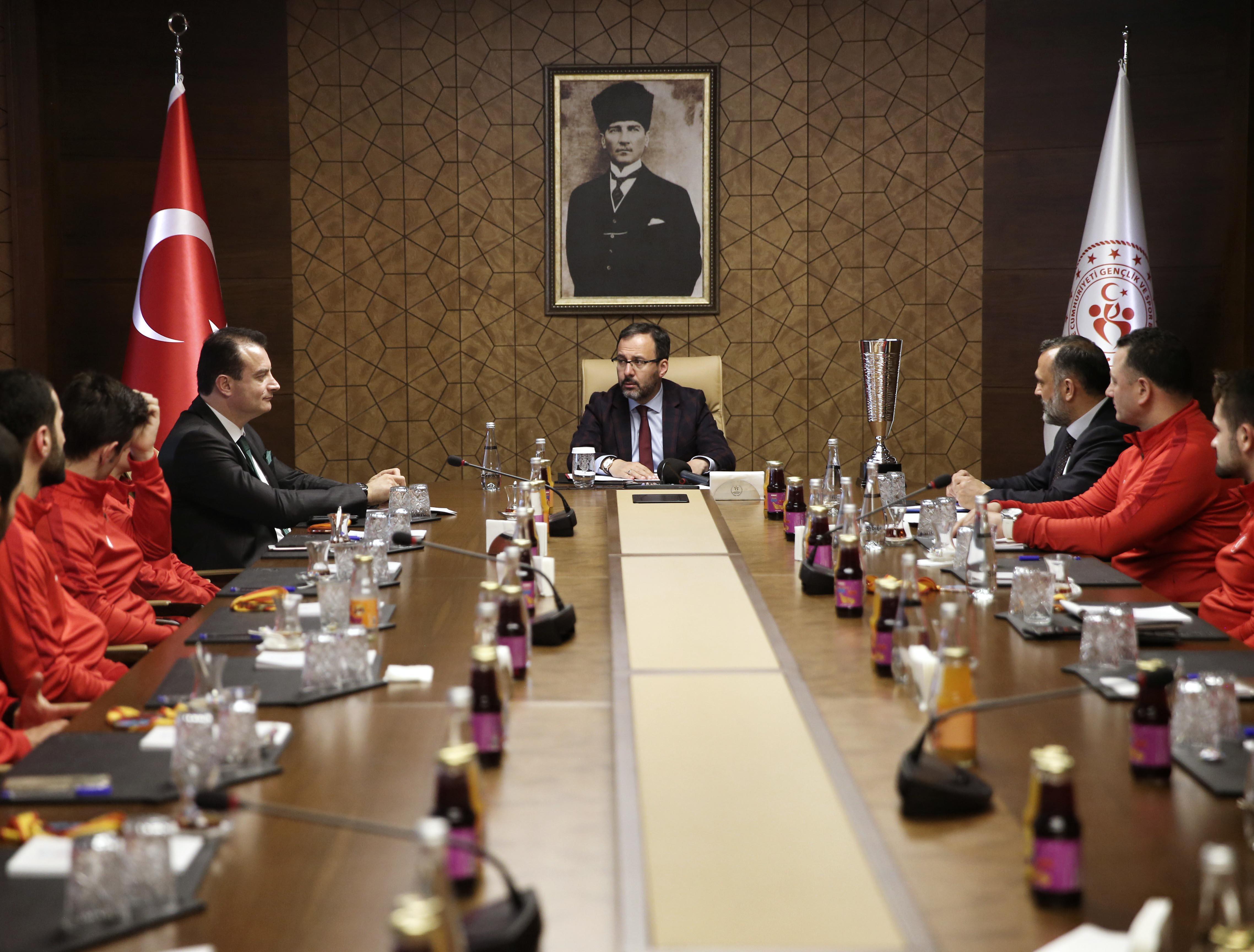 Bakan Kasapoğlu, karatecileri kabul etti