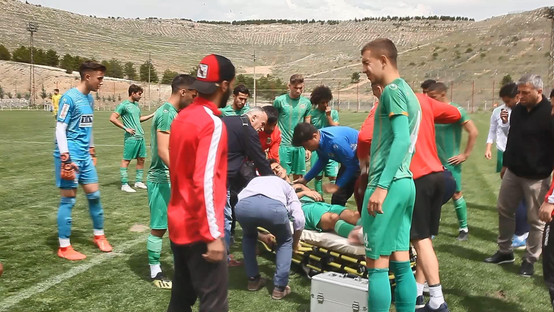 Aytemiz Alanyasporun genç futbolcusu bir anda yere yığıldı