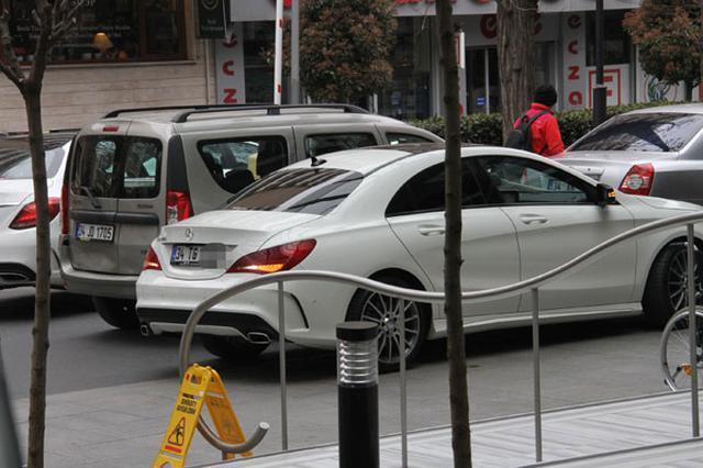 Tümer Metin ile Gamze Topuzun aşkları plakaya kazılı