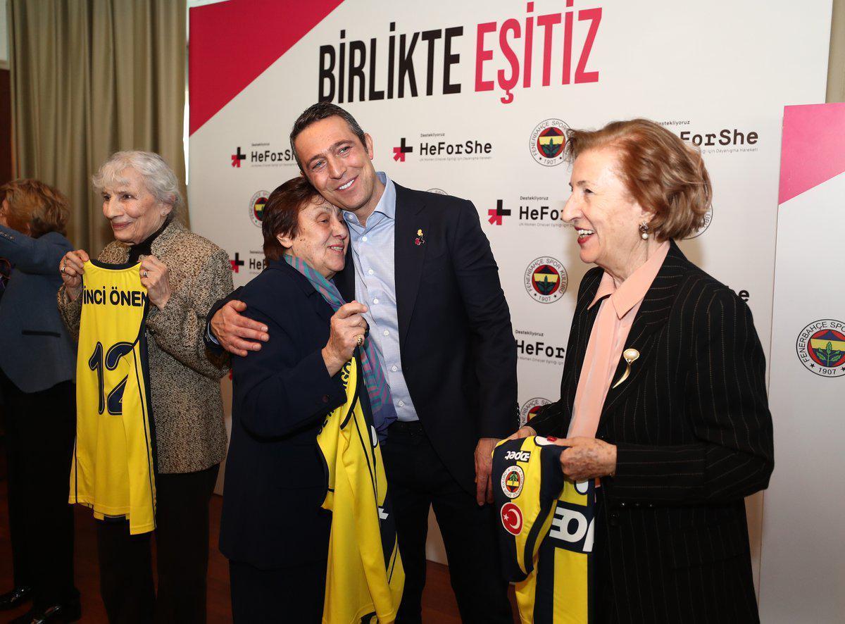 Tarihe İz Bırakan Fenerbahçe Kadınlarına plaket verildi