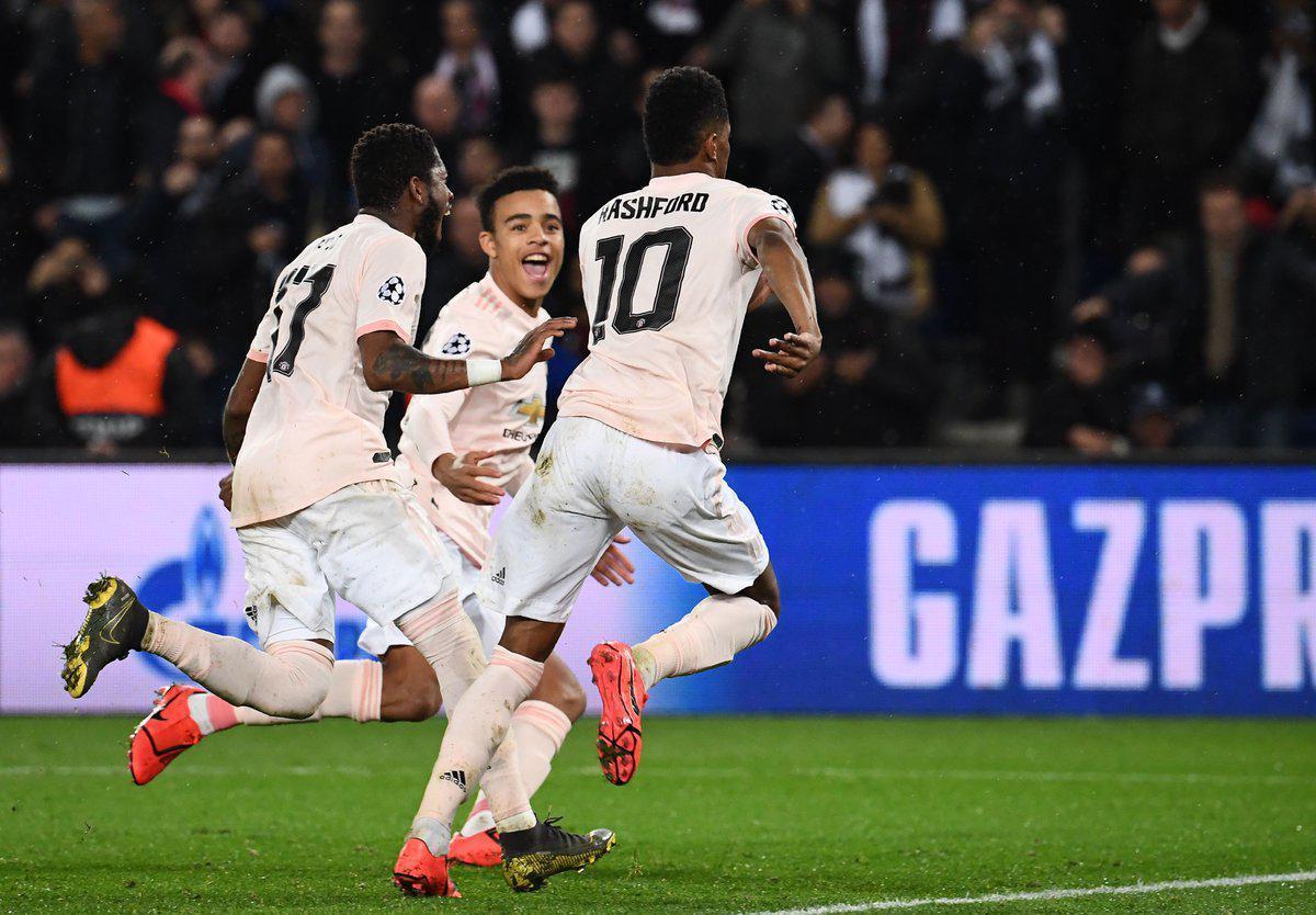 Manchester efsanelerinden zafer pozu