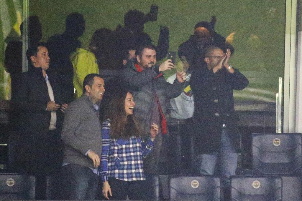 Efsane Alex tribünde Fenerbahçe taraftarından yoğun ilgi