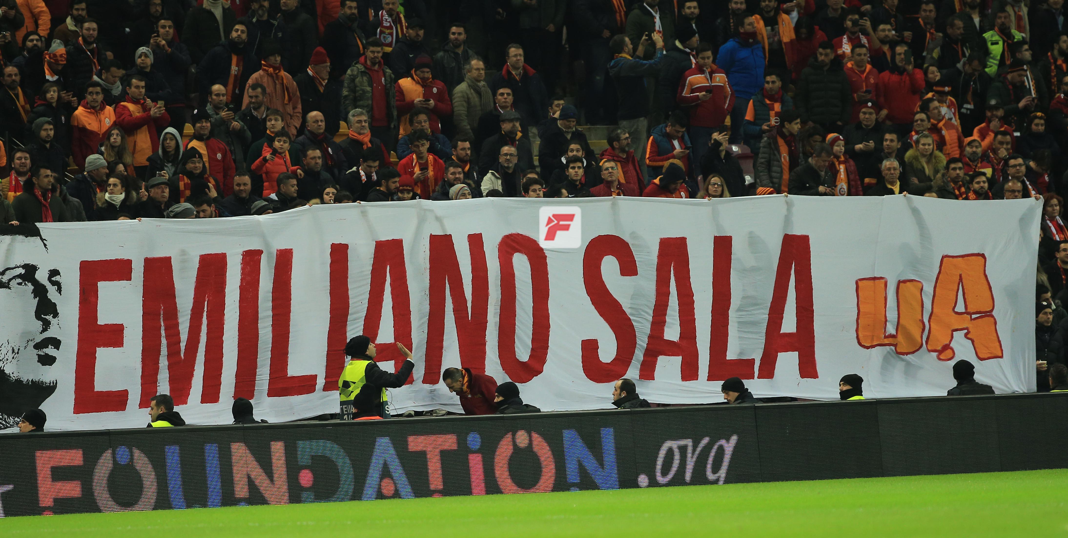 Galatasaray taraftarından anlamlı pankartlar