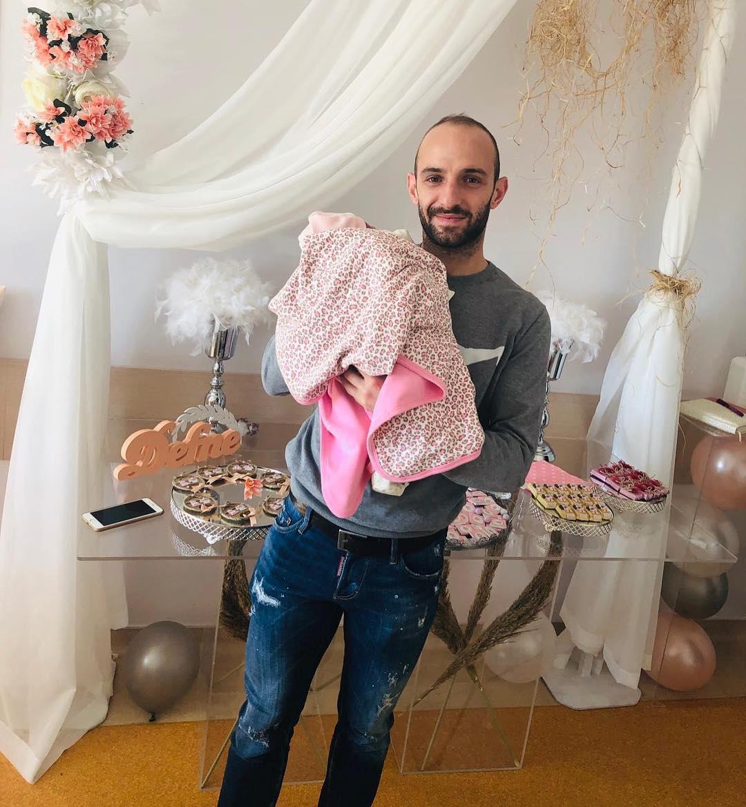 Efecan Karaca baba oldu