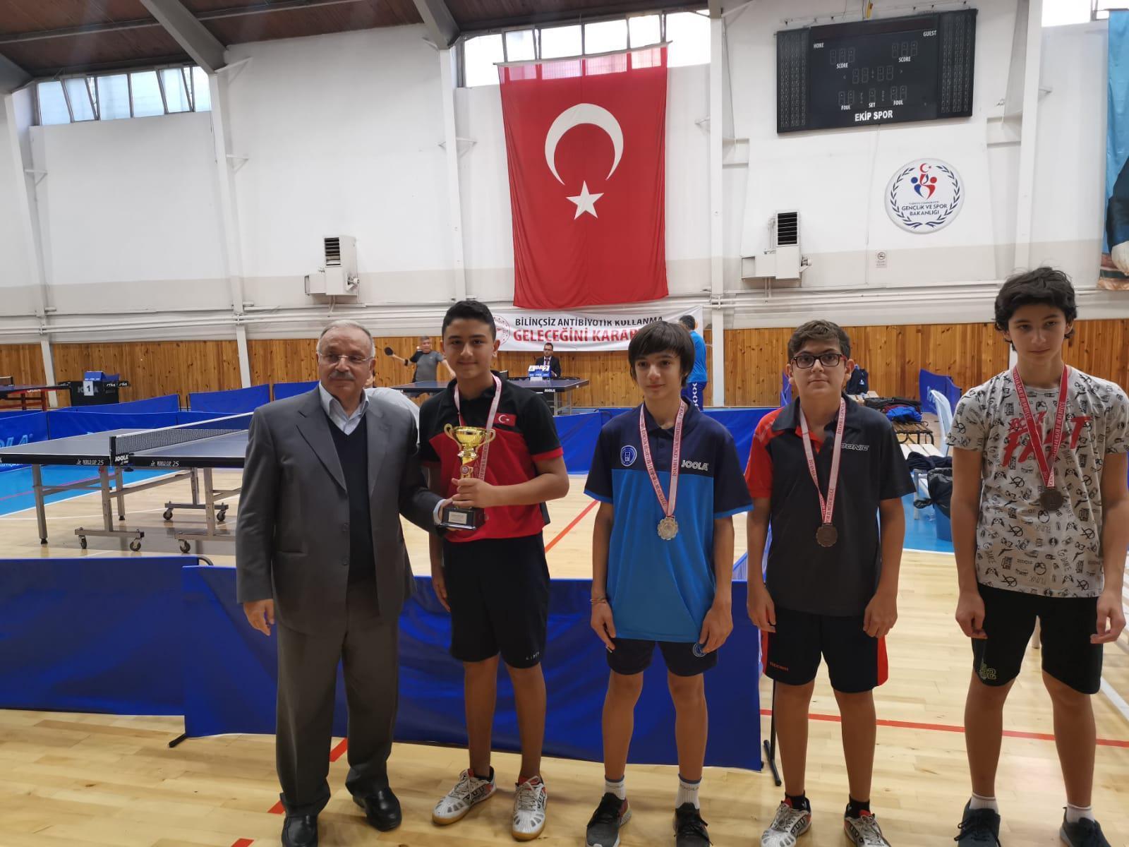 Tozkoporanda Cumhuriyet coşkusu Masa tenisi oyuncuları kıyasıya yarıştı...