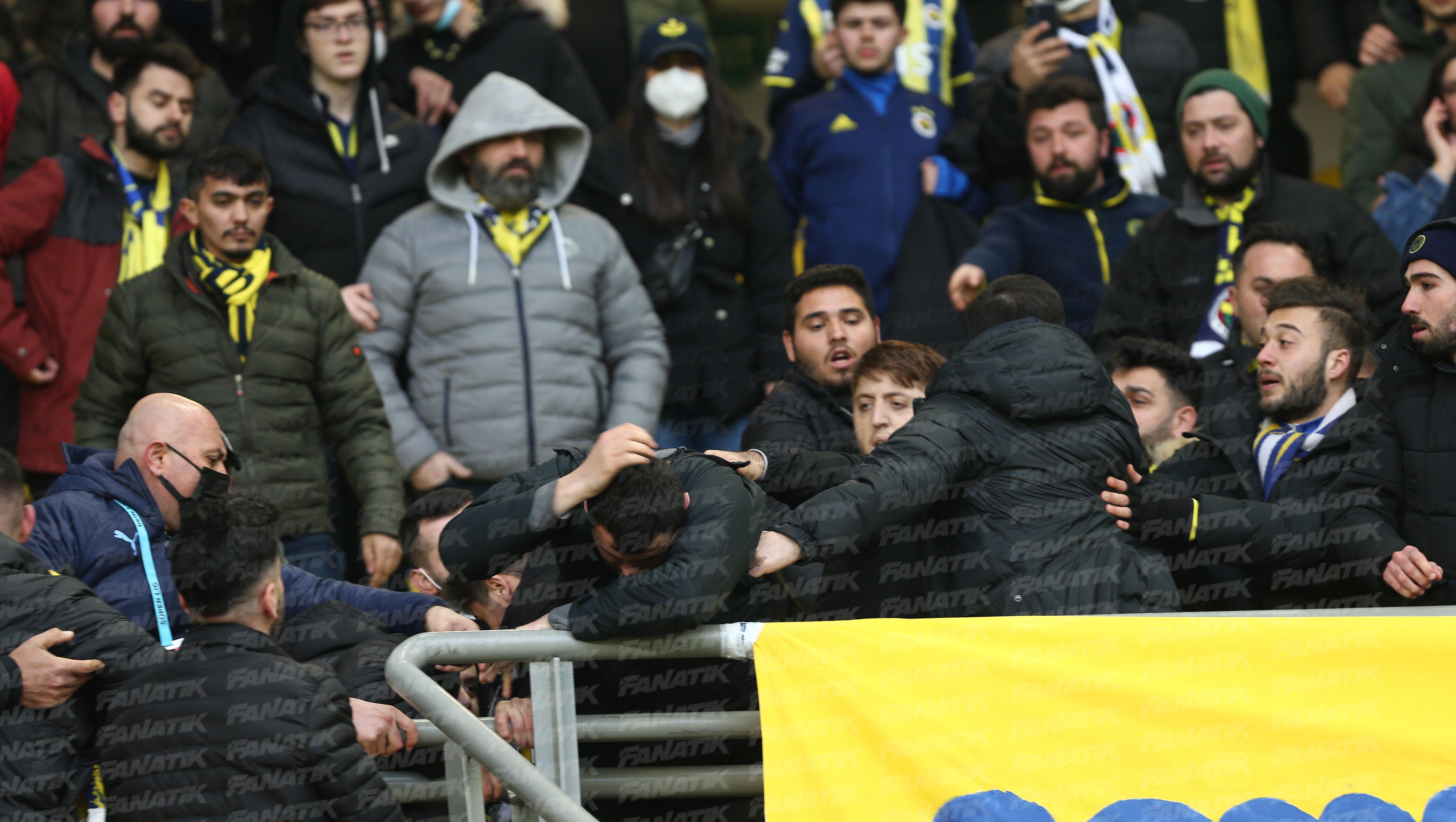 Fenerbahçe-Trabzonspor maçı öncesi tribünde kavga