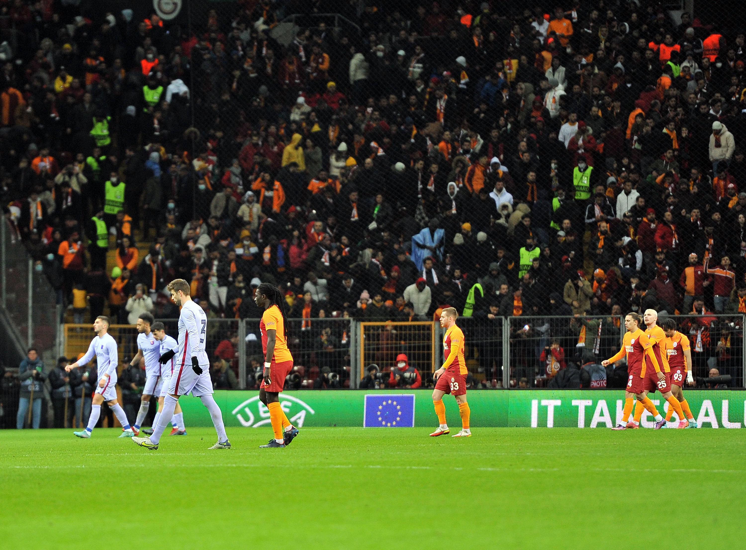 Galatasaraylı taraftarlardan Barcelona maçında takıma tam destek