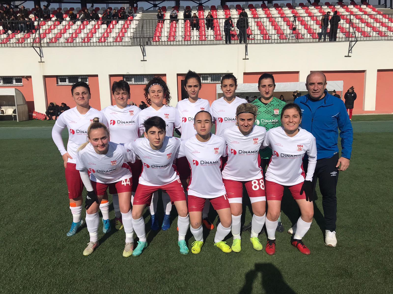 Sivasspor Teknik Direktörü Ercanlıdan kadın futboluna büyük katkı