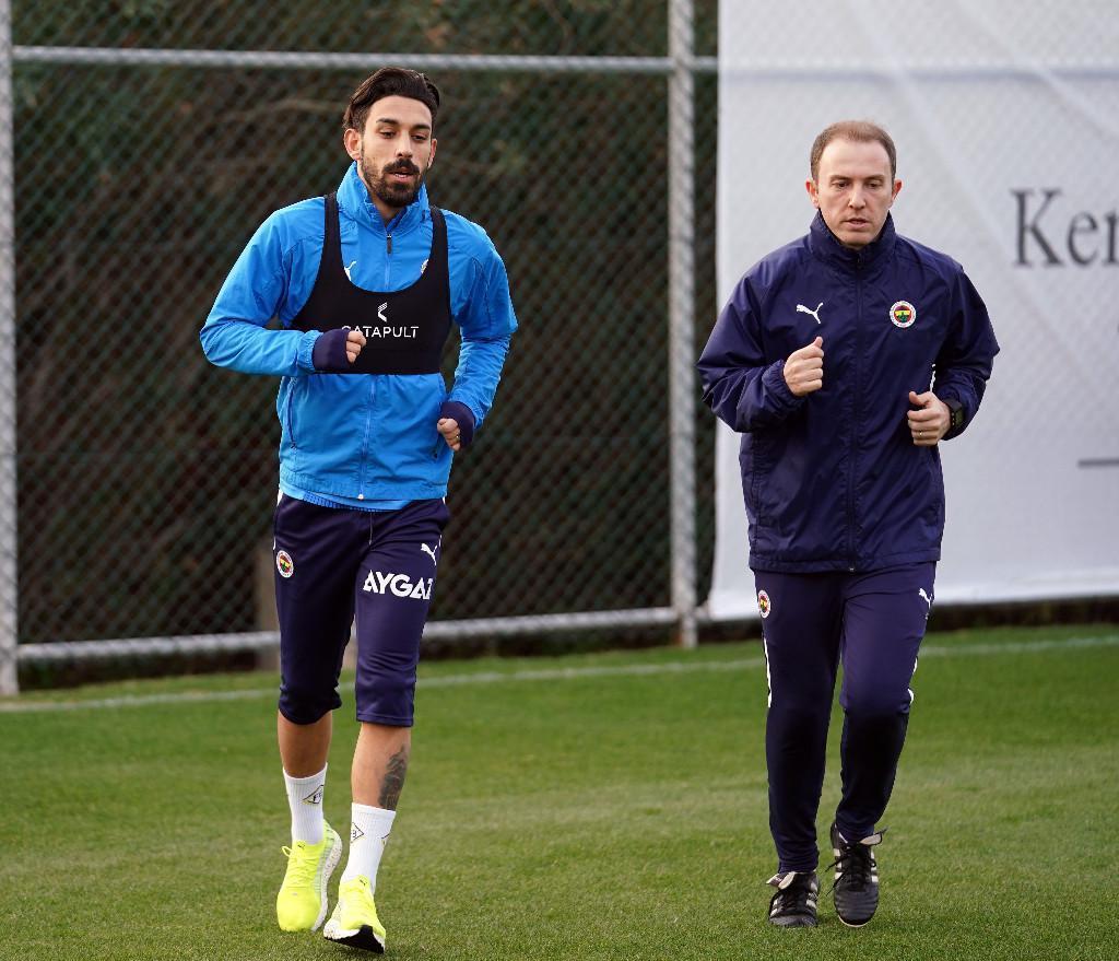 Son dakika Fenerbahçe haberi Sarı lacivertlilerde Mesut Özil sonrası yeni lider İrfan Can Kahveci