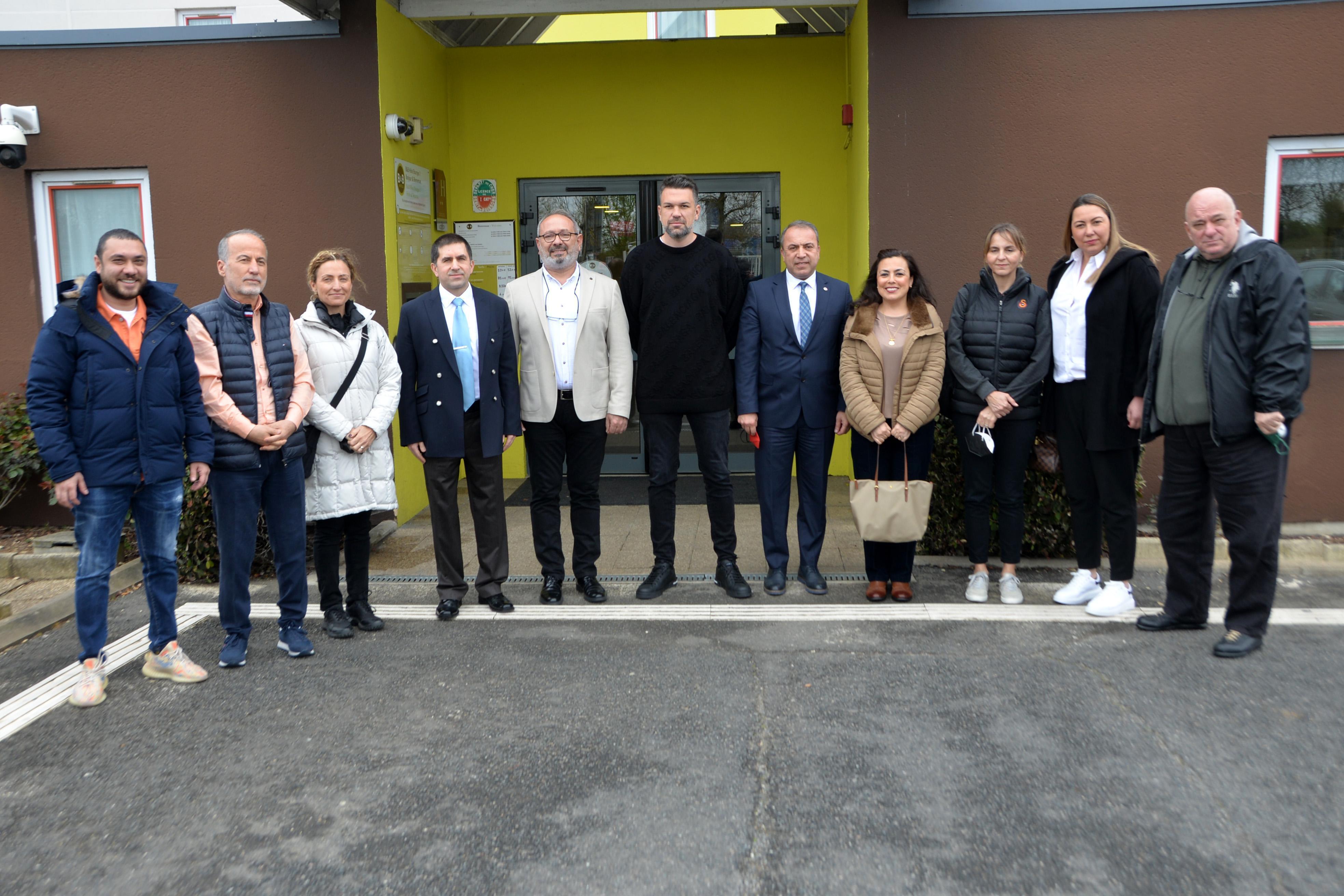 Başkonsolos Belentepeden FIBA finali öncesi Türk takımlarına destek ziyareti