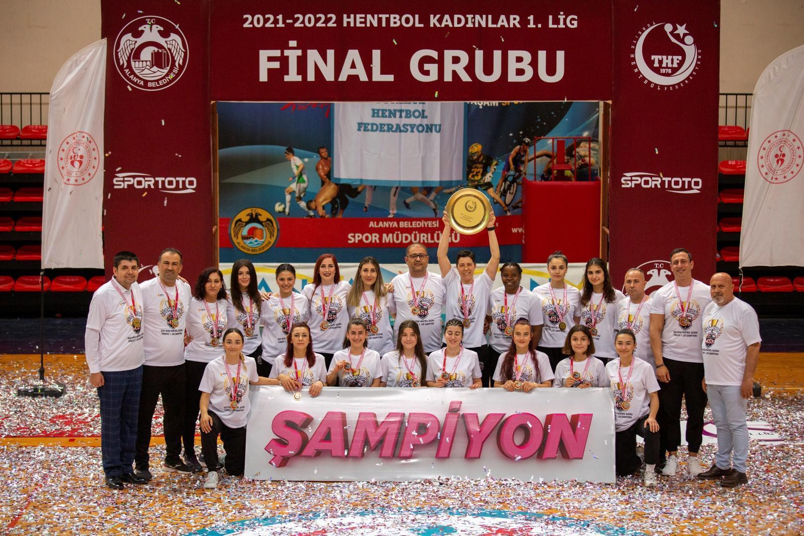 Kadınlar Süper Lige yükselen üç takıma kupaları törenle verildi