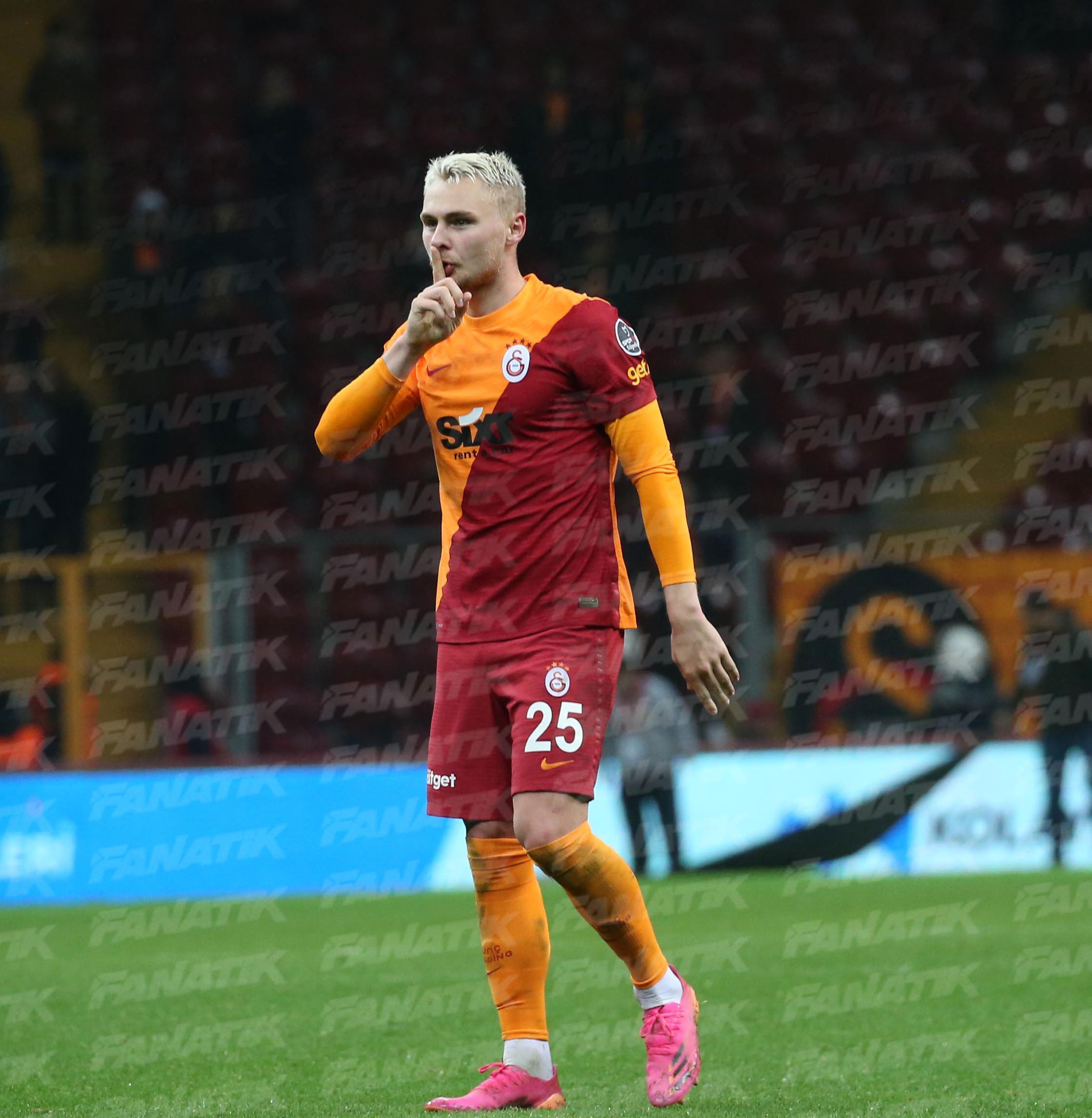 Galatasarayda galibiyet üçlüsü Victor Nelssondan