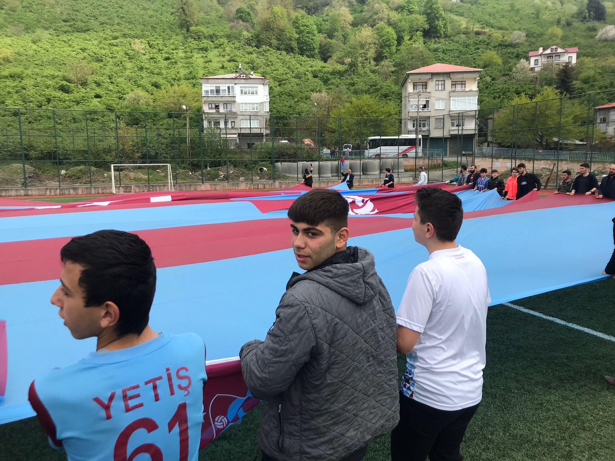 Trabzonda şampiyonluk maçına özel dev bayrak yaptırıldı