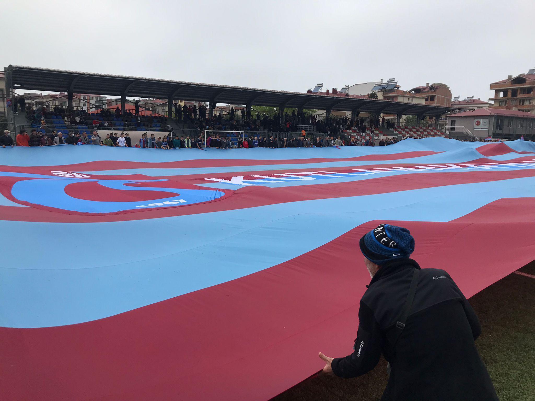 Trabzonda şampiyonluk maçına özel dev bayrak yaptırıldı