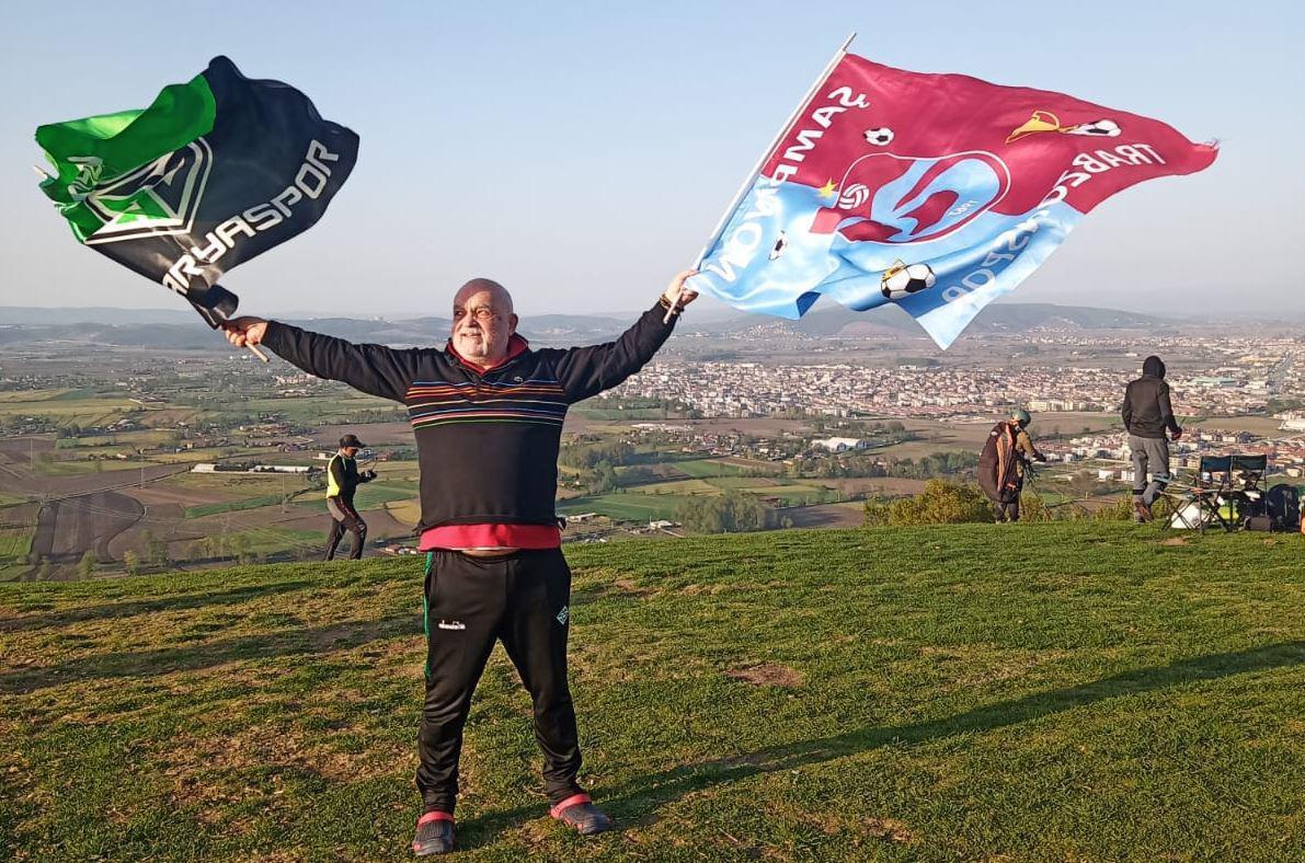 Yamaç paraşütünde Sakaryaspor ve Trabzonspor bayrakları